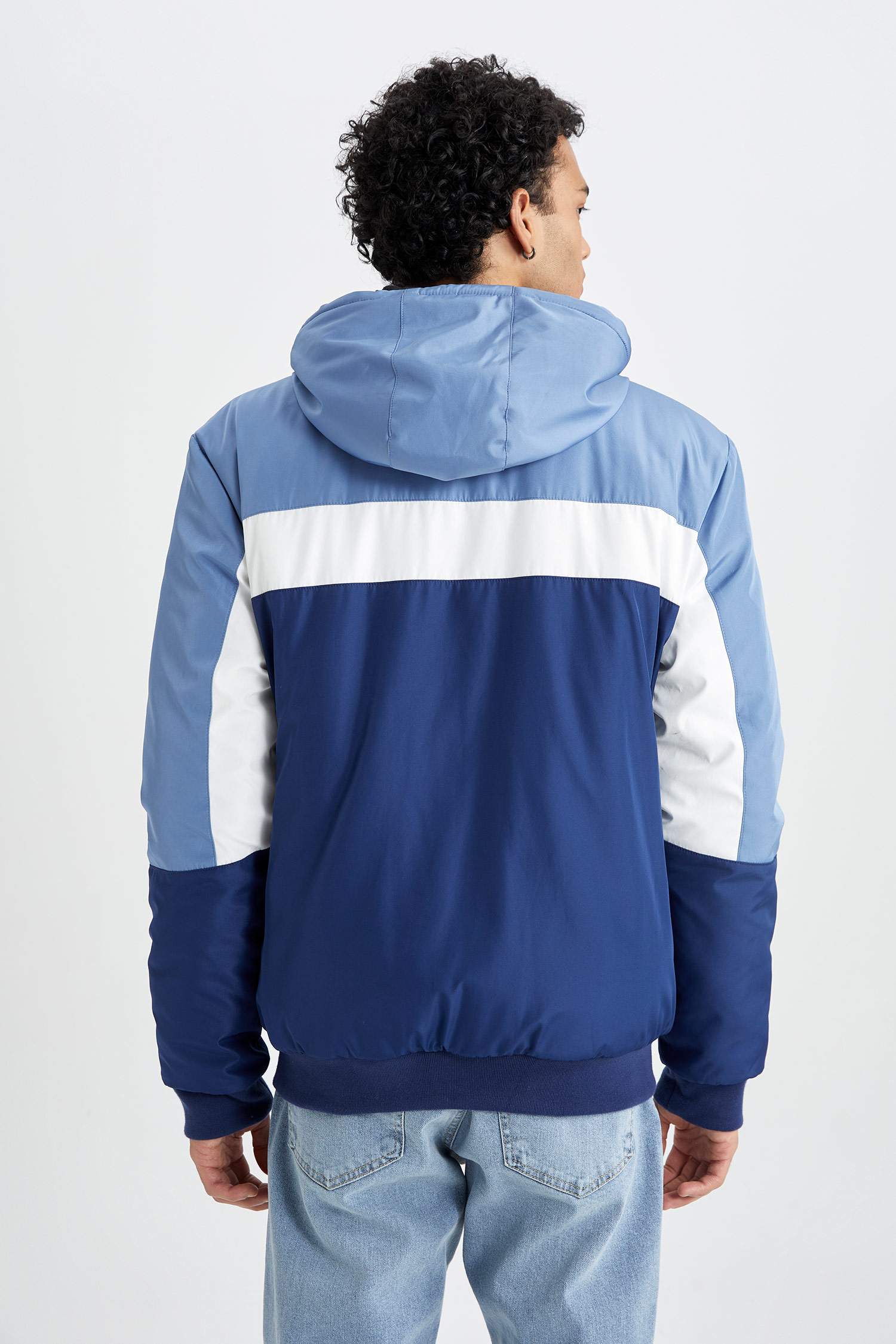 Slim Fit Dar Kesim Renk Bloklu Astarlı Kapüşonlu Fermuarlı Cepli Şişme Mont