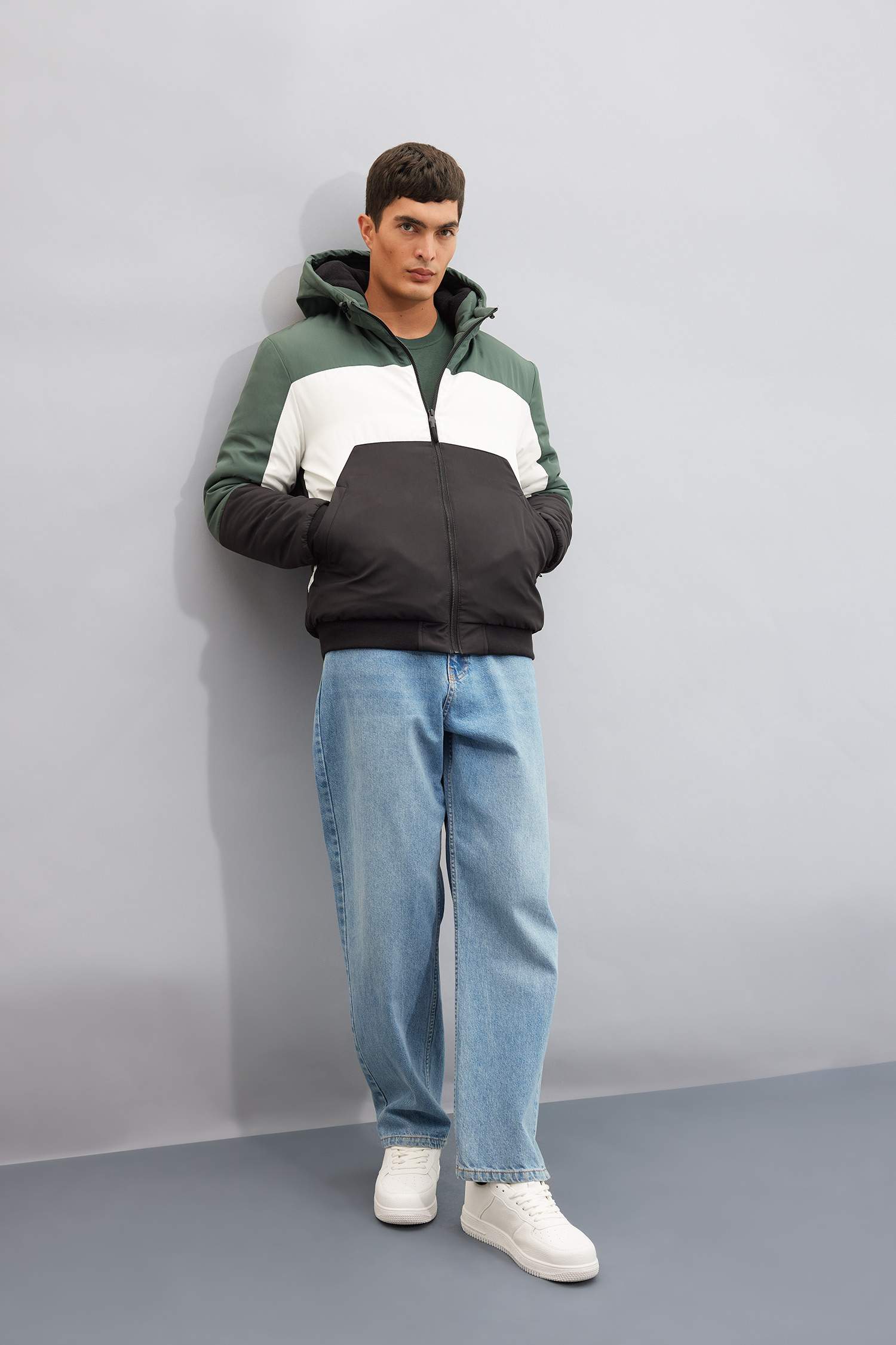 Slim Fit Dar Kesim Renk Bloklu Astarlı Kapüşonlu Fermuarlı Cepli Şişme Mont