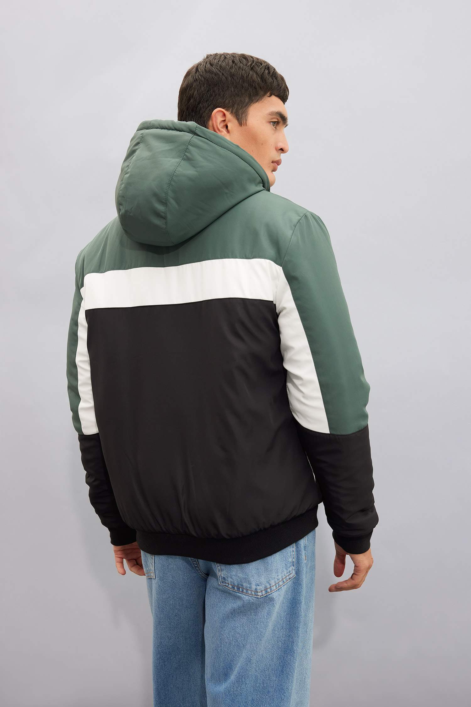 Slim Fit Dar Kesim Renk Bloklu Astarlı Kapüşonlu Fermuarlı Cepli Şişme Mont