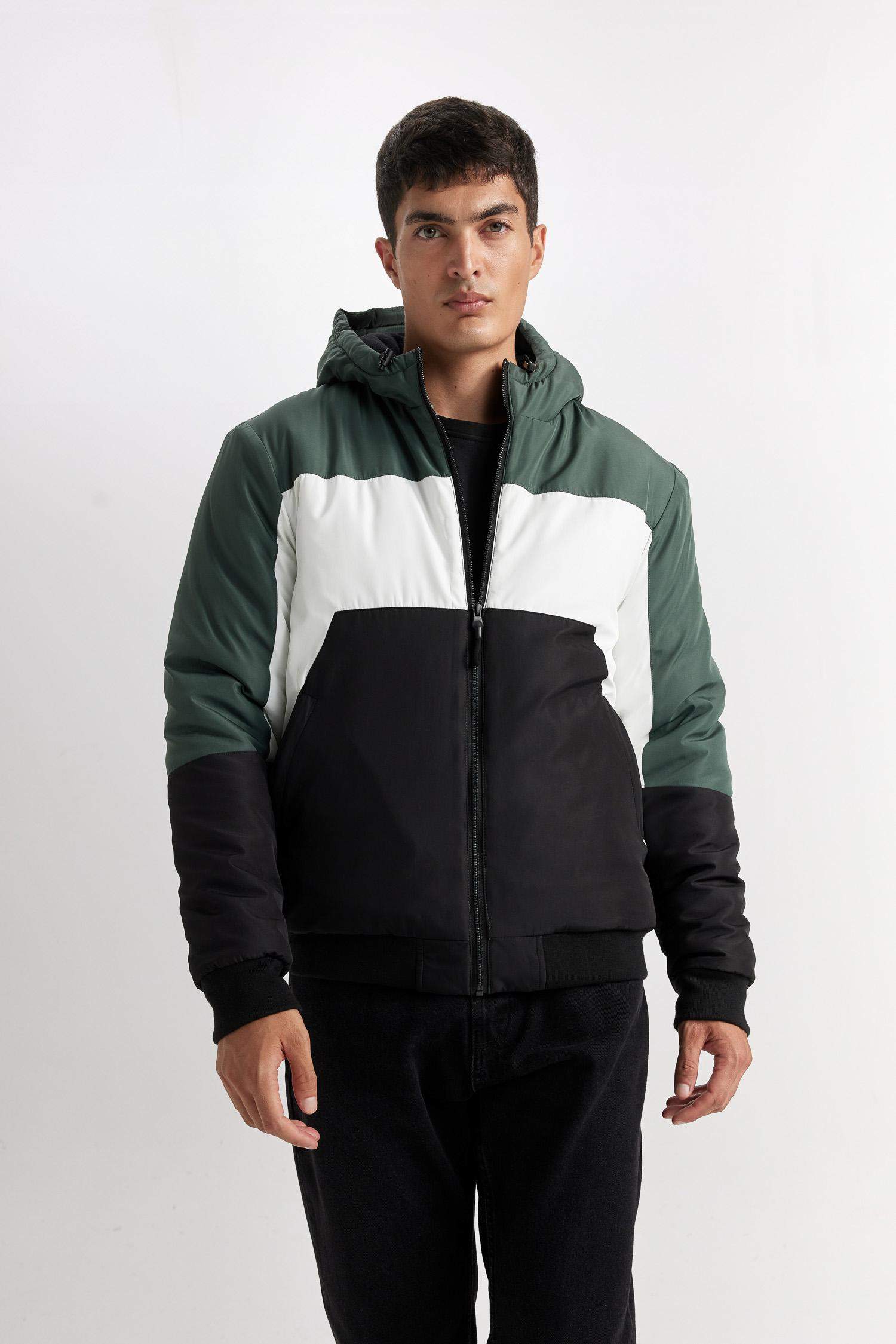 Slim Fit Dar Kesim Renk Bloklu Astarlı Kapüşonlu Fermuarlı Cepli Şişme Mont