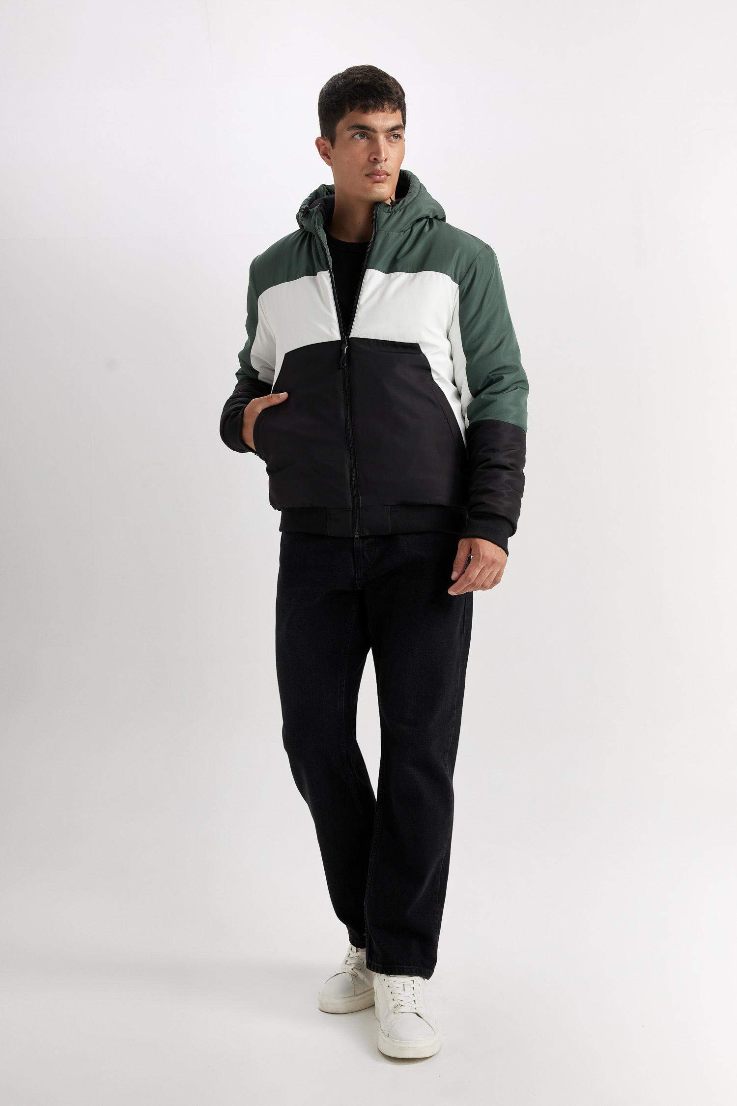 Slim Fit Dar Kesim Renk Bloklu Astarlı Kapüşonlu Fermuarlı Cepli Şişme Mont