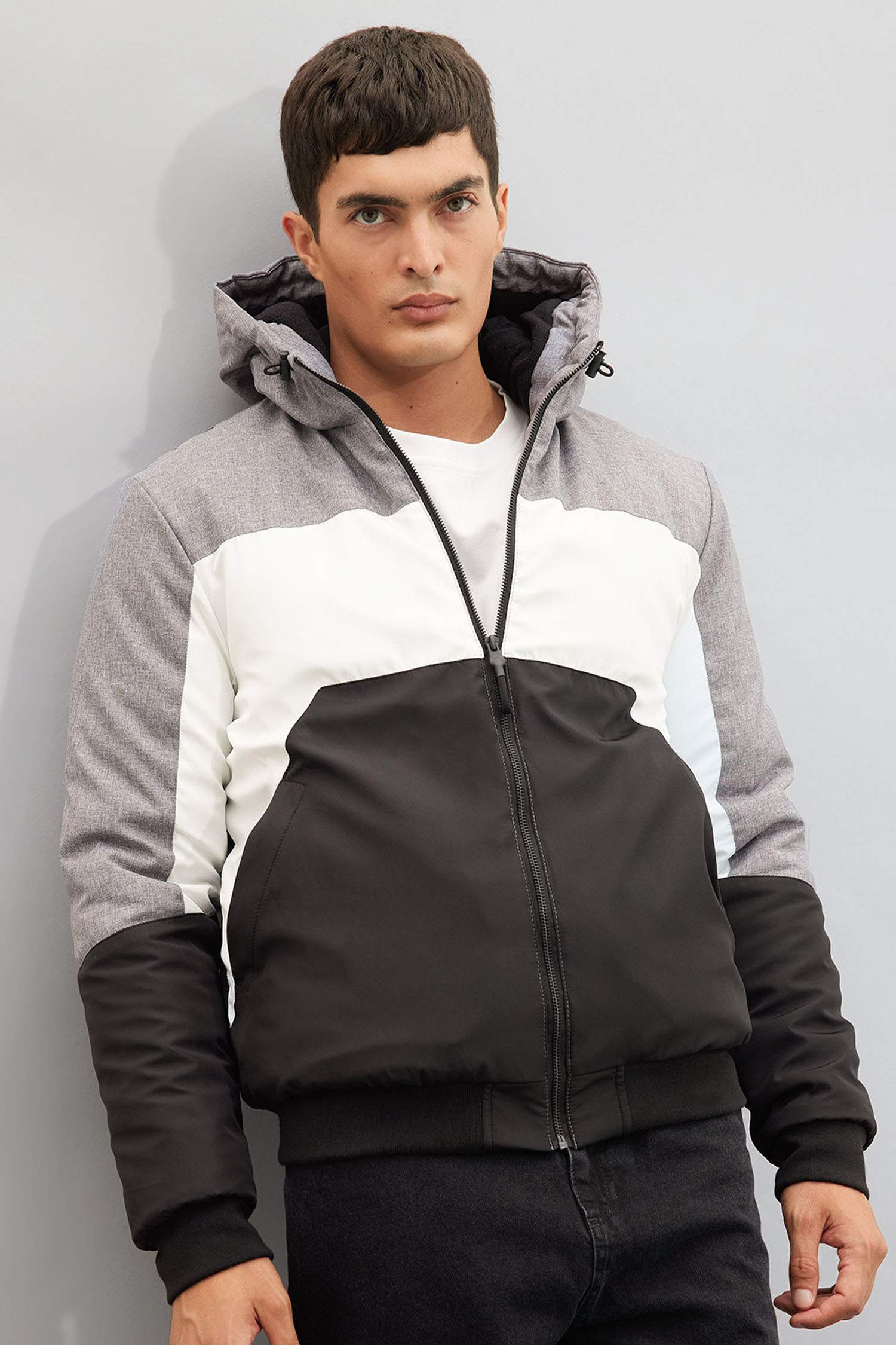 Slim Fit Dar Kesim Renk Bloklu Astarlı Kapüşonlu Fermuarlı Cepli Şişme Mont