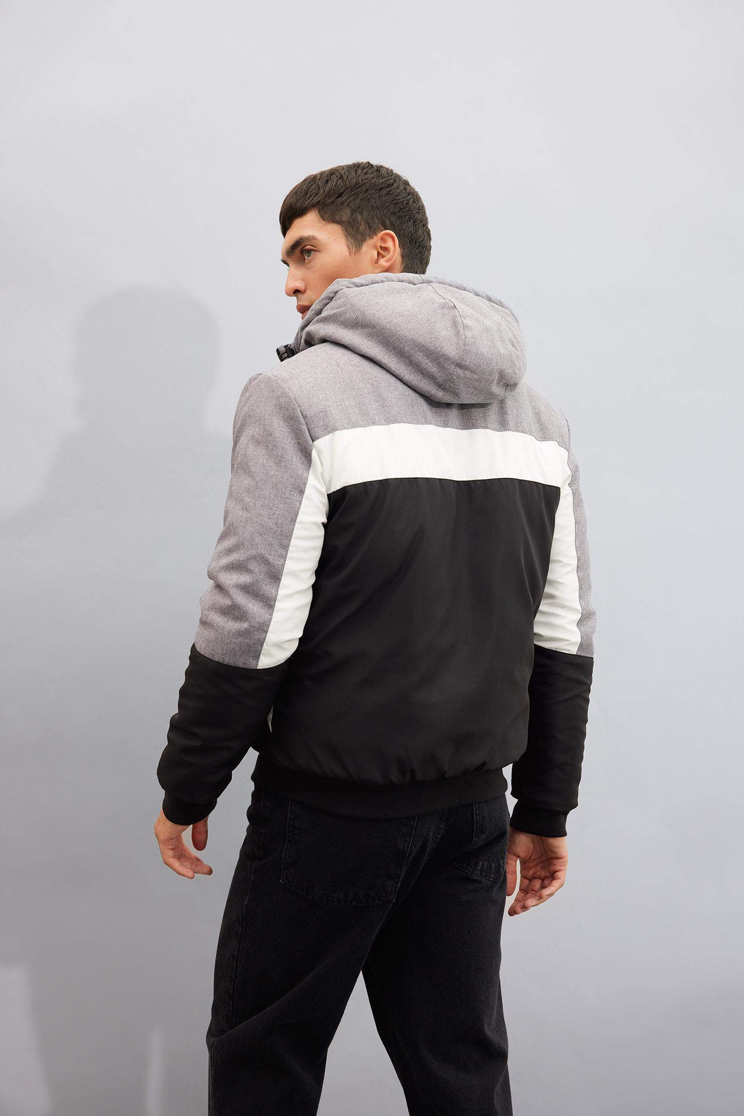 Slim Fit Dar Kesim Renk Bloklu Astarlı Kapüşonlu Fermuarlı Cepli Şişme Mont