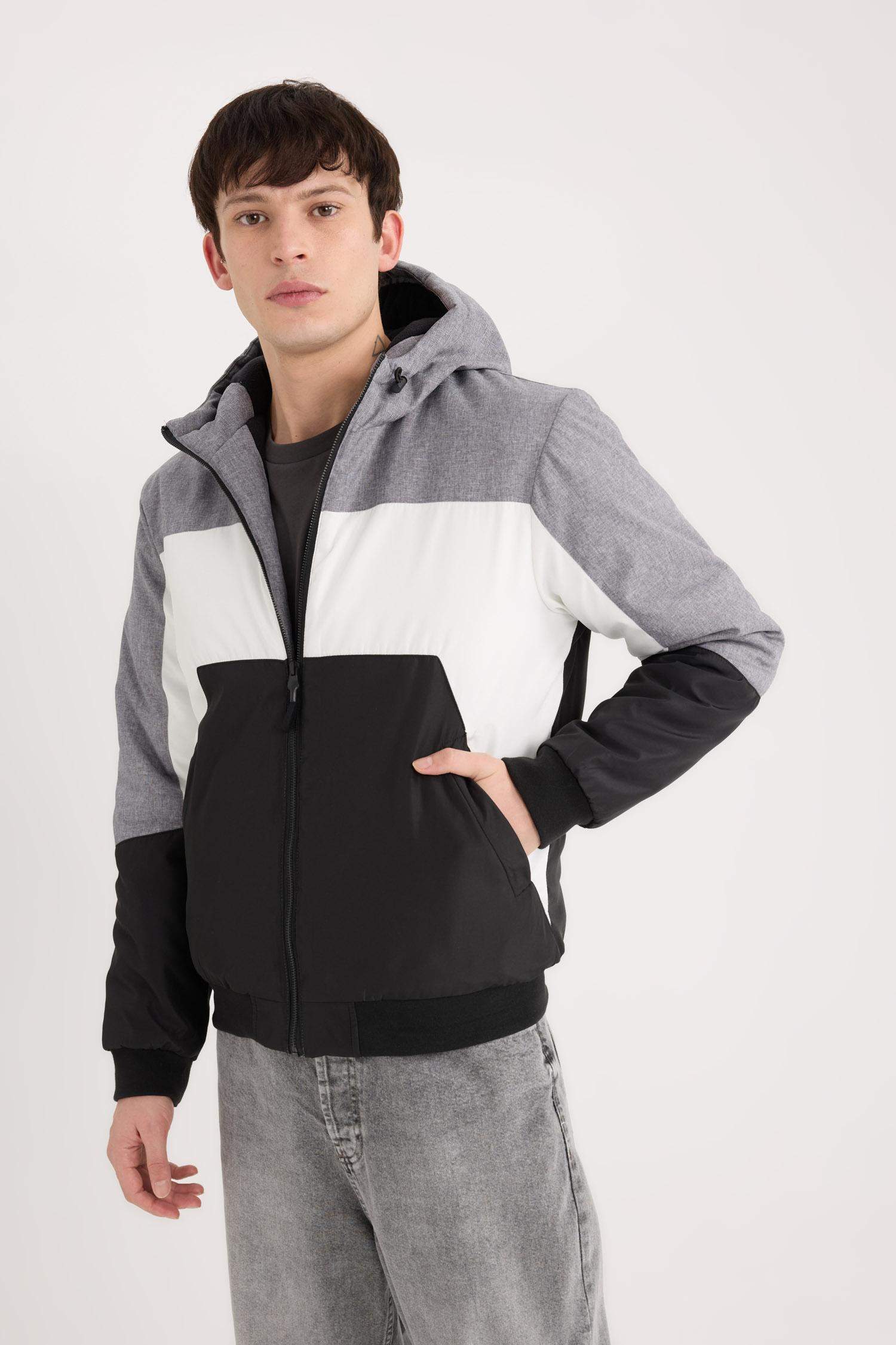 Slim Fit Dar Kesim Renk Bloklu Astarlı Kapüşonlu Fermuarlı Cepli Şişme Mont