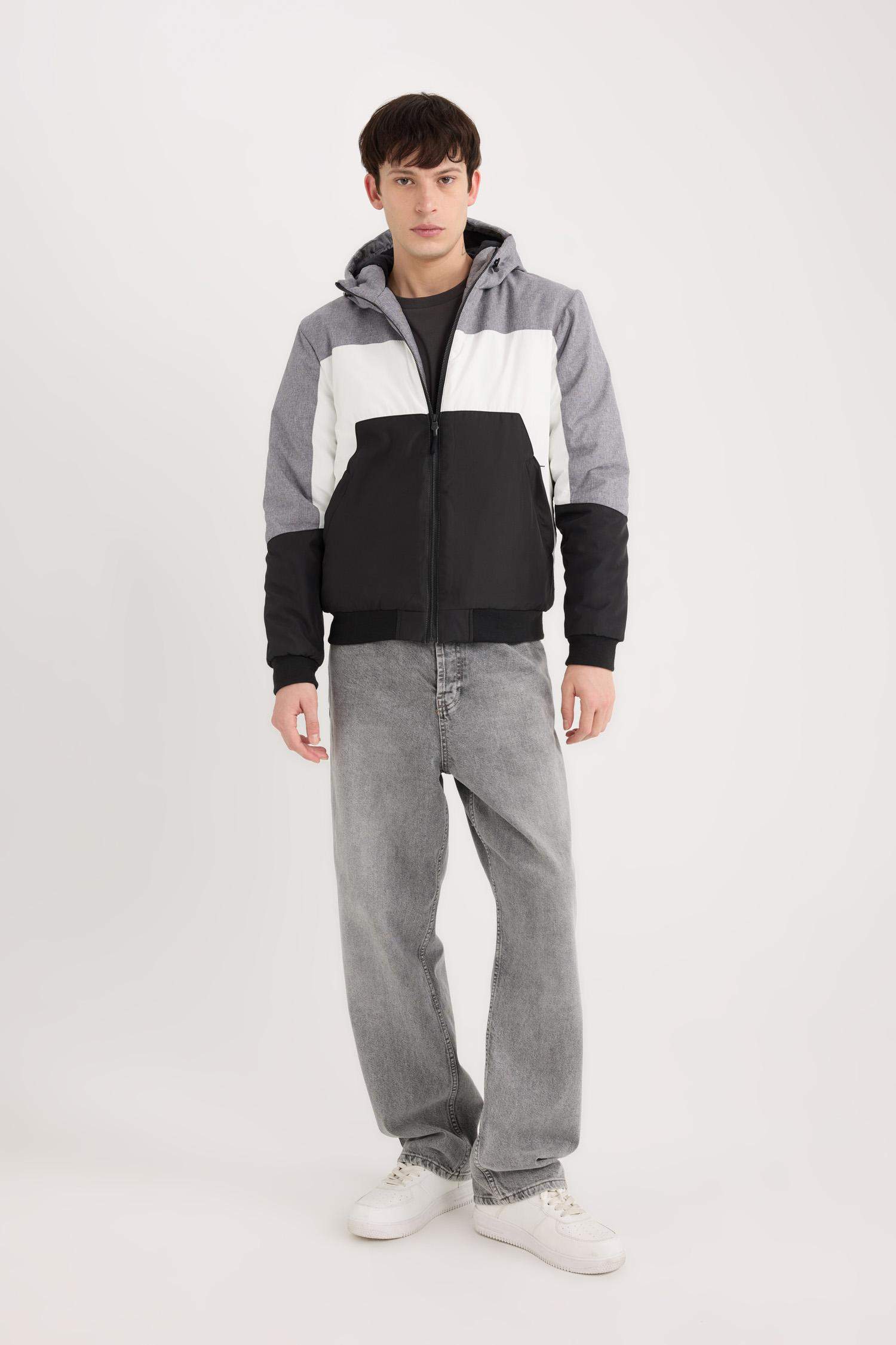 Slim Fit Dar Kesim Renk Bloklu Astarlı Kapüşonlu Fermuarlı Cepli Şişme Mont