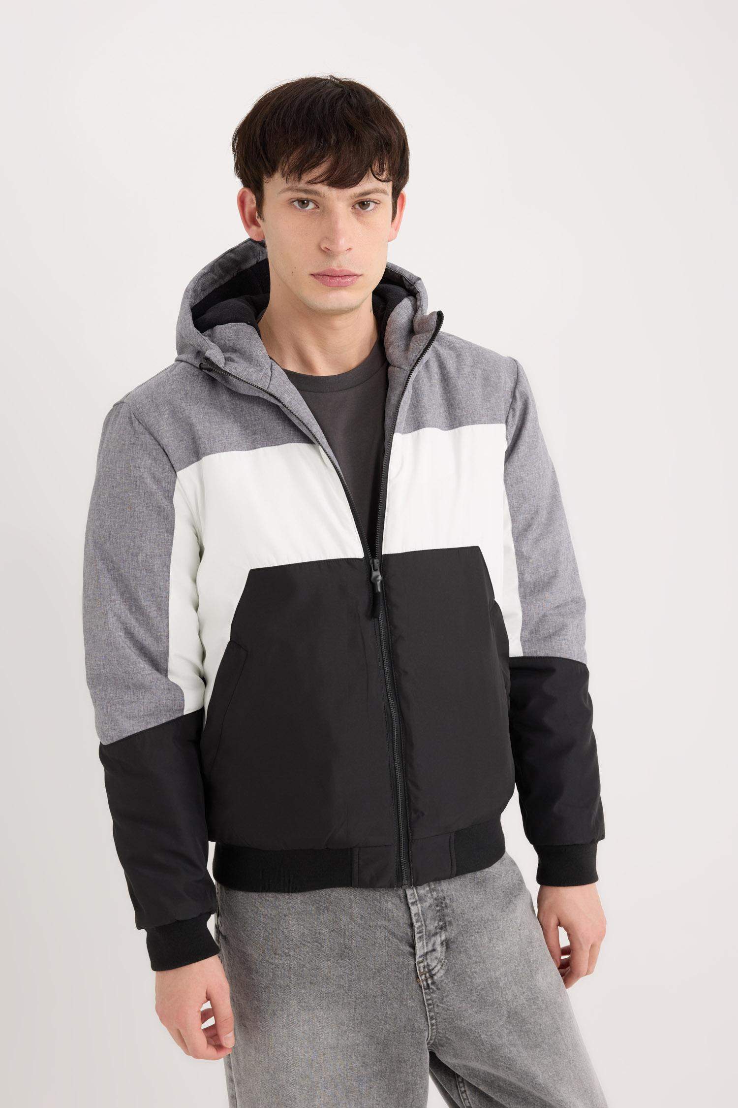 Slim Fit Dar Kesim Renk Bloklu Astarlı Kapüşonlu Fermuarlı Cepli Şişme Mont