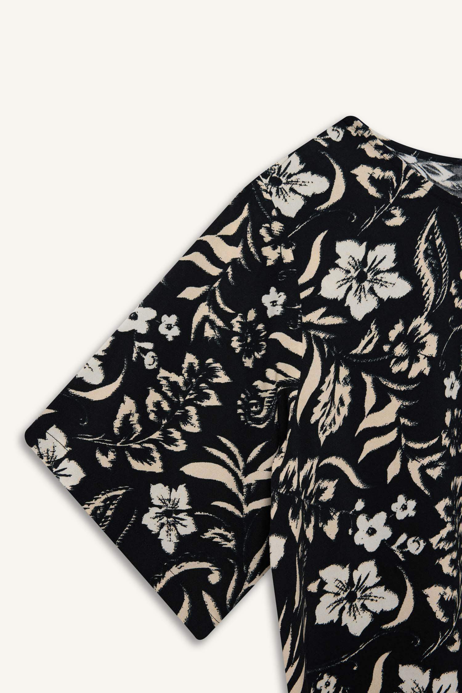 Блузка с круглым вырезом и короткими рукавами стандартного кроя с принтом