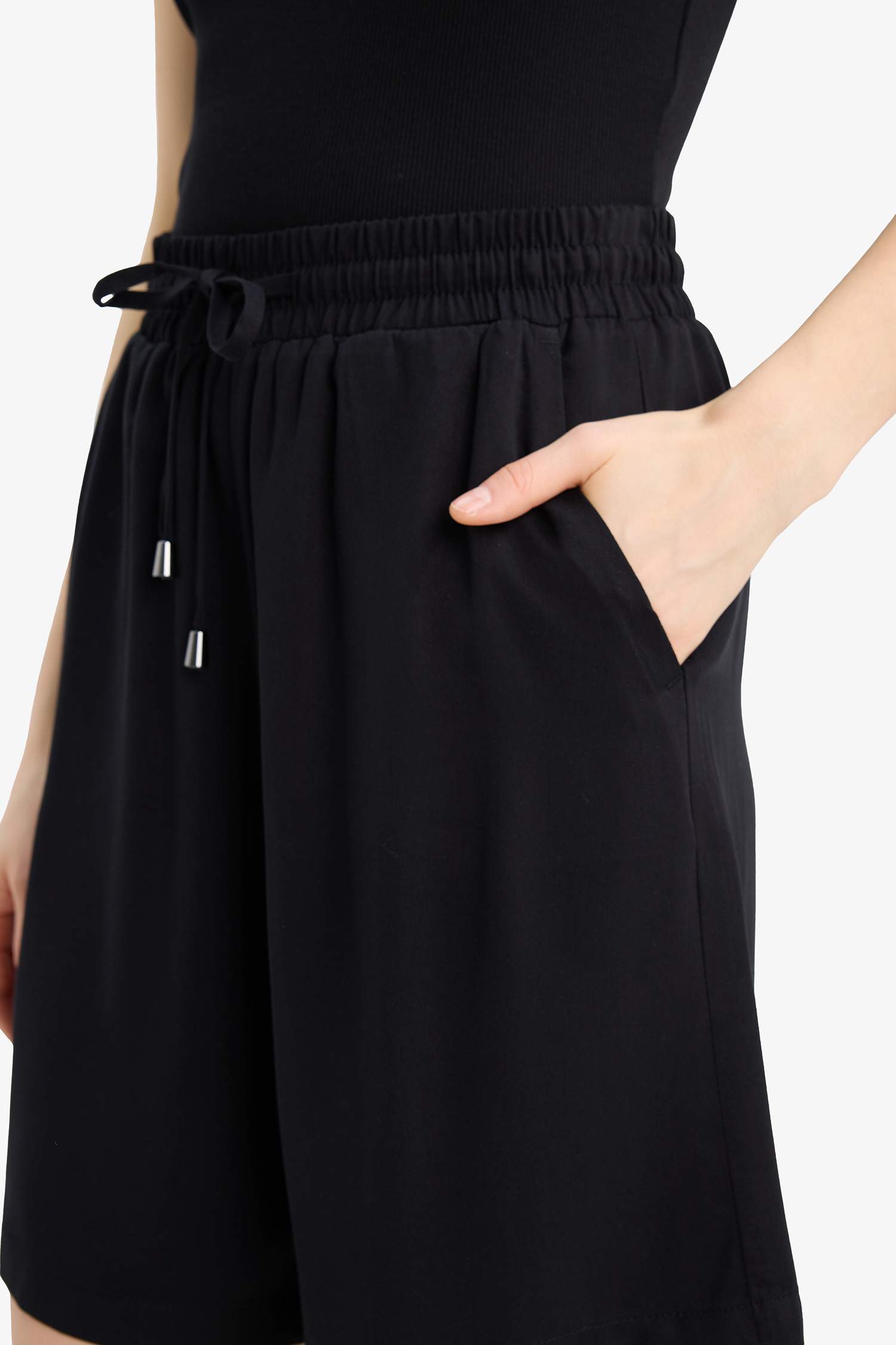 Вискозные Шорты с Высокой Талией и Короткими Штанинами