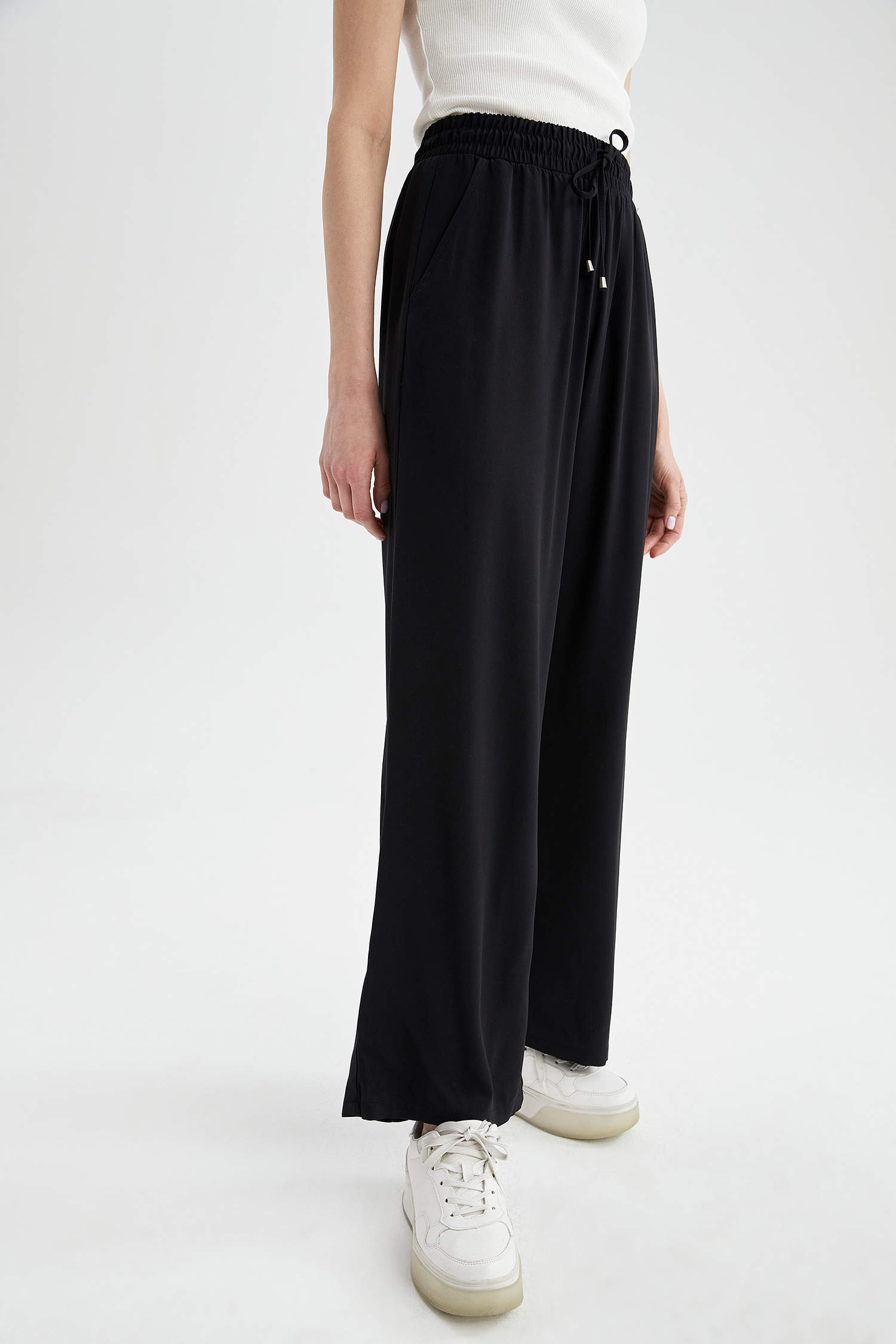 Black WOMAN Relaxed Fit Waist-Tie Woven Trousers 1340581 | DeFacto