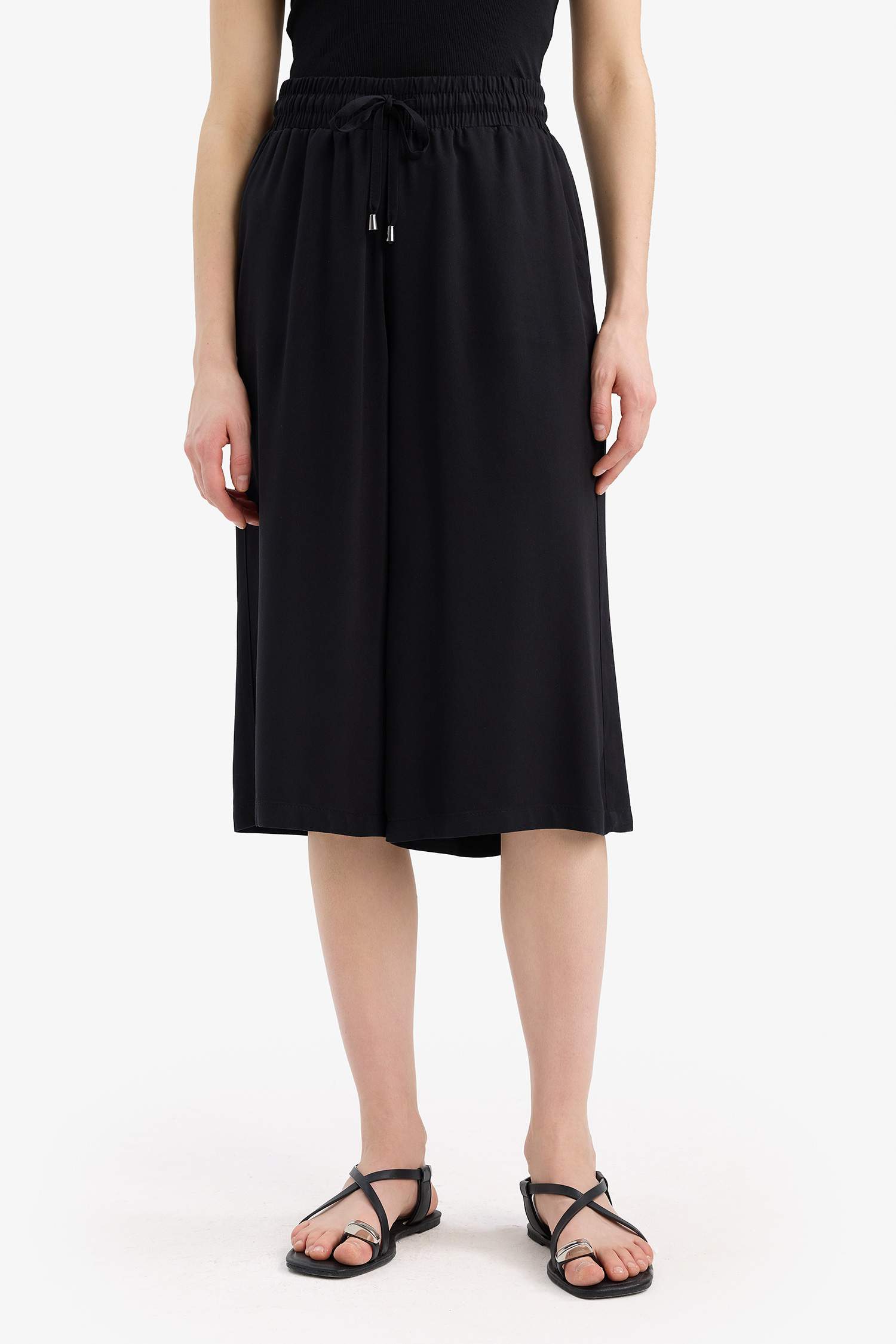 شورت كابري بخصرعالي من فيسكوز