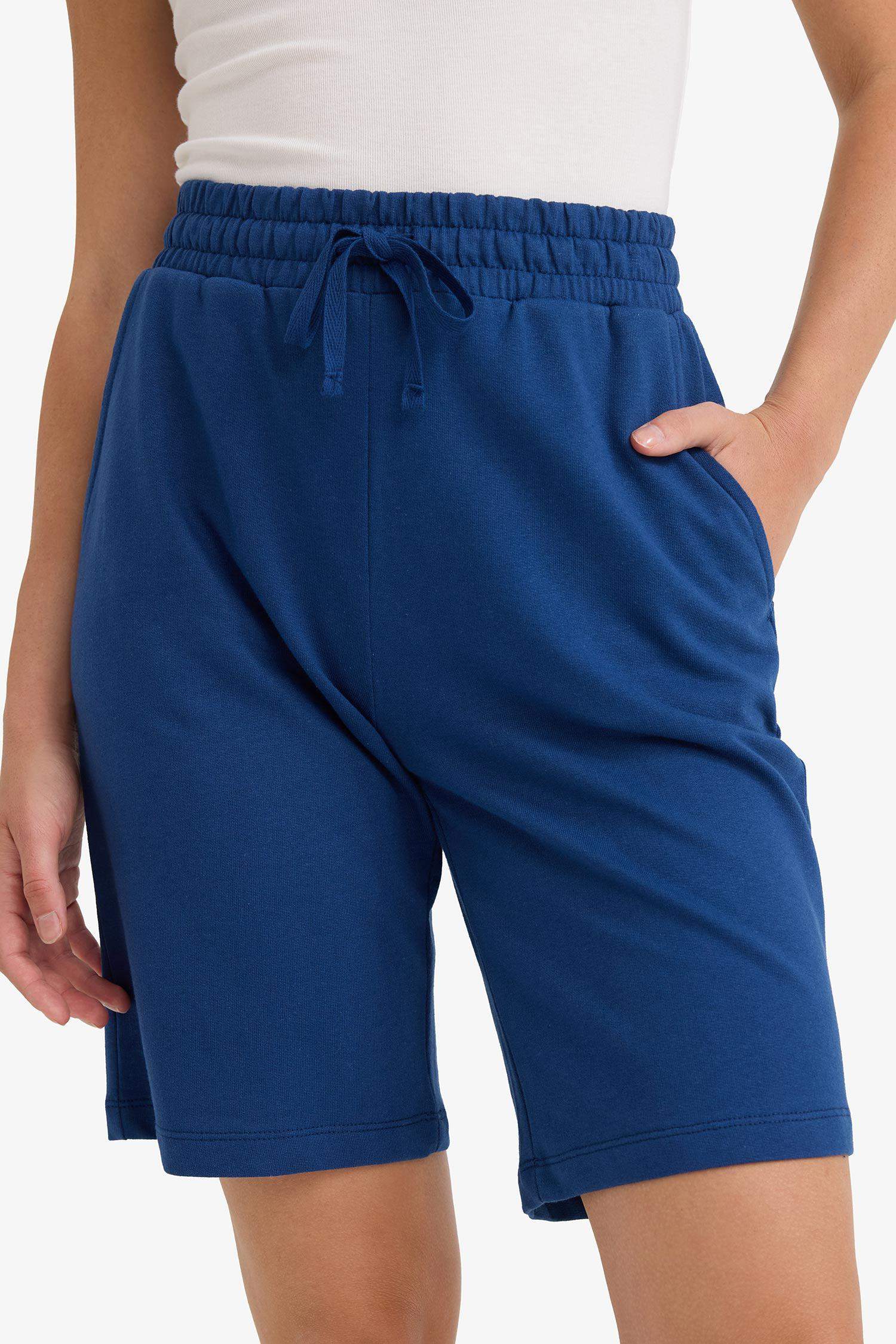 شورت برمودا قصة عادية برجل عادي وخصر عادي