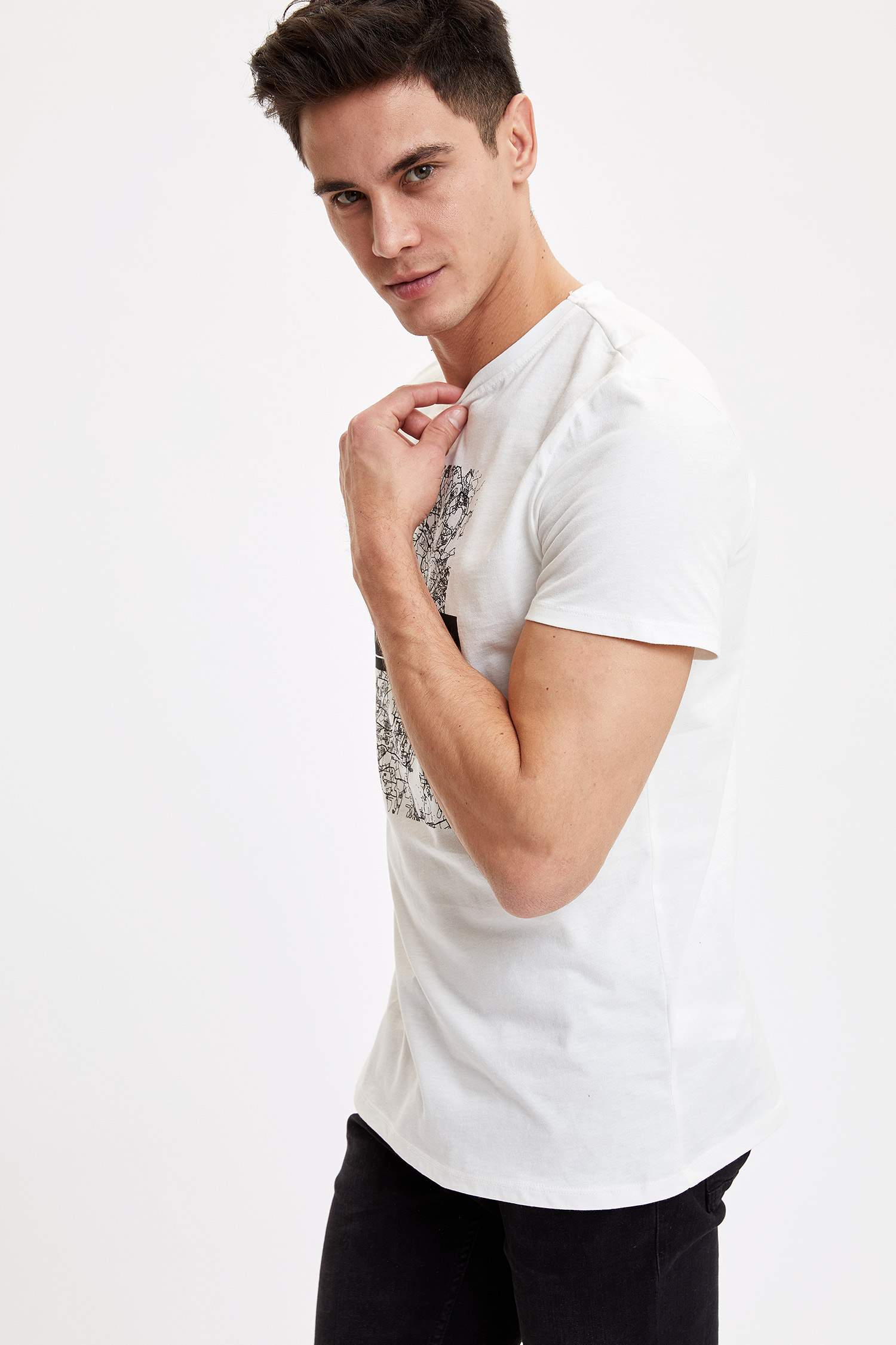 Defacto Baskılı Slim Fit T-shirt. 3