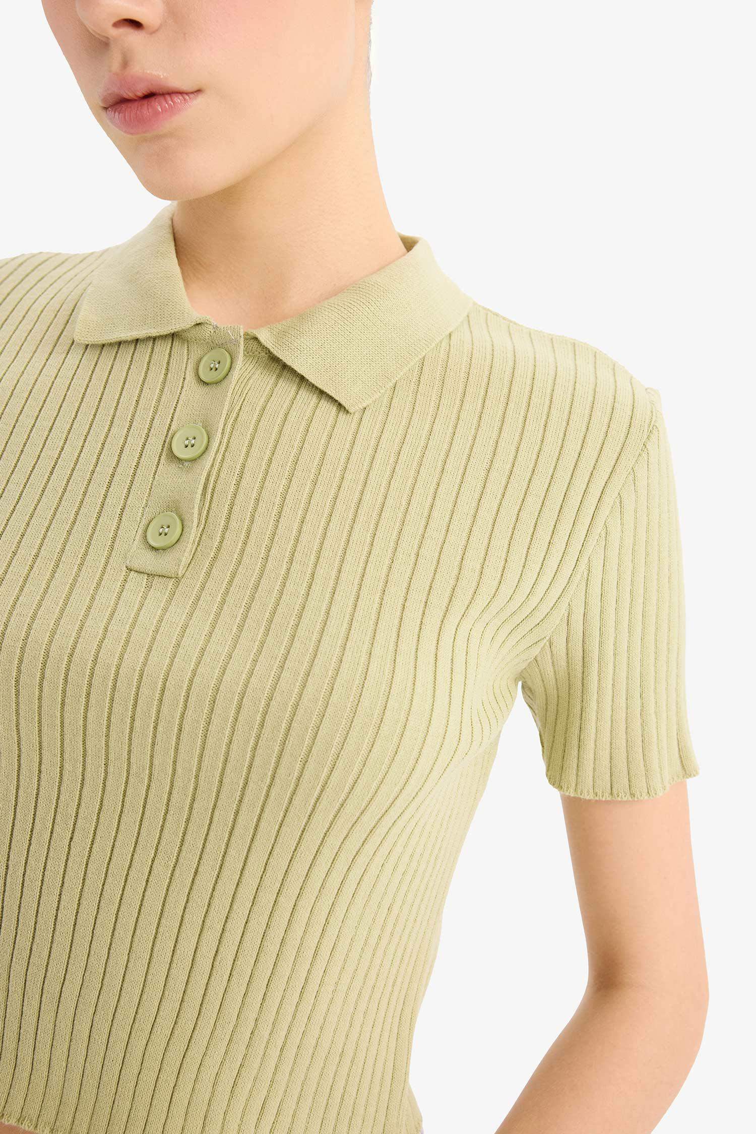 Свитер приталенного кроя с воротником-поло