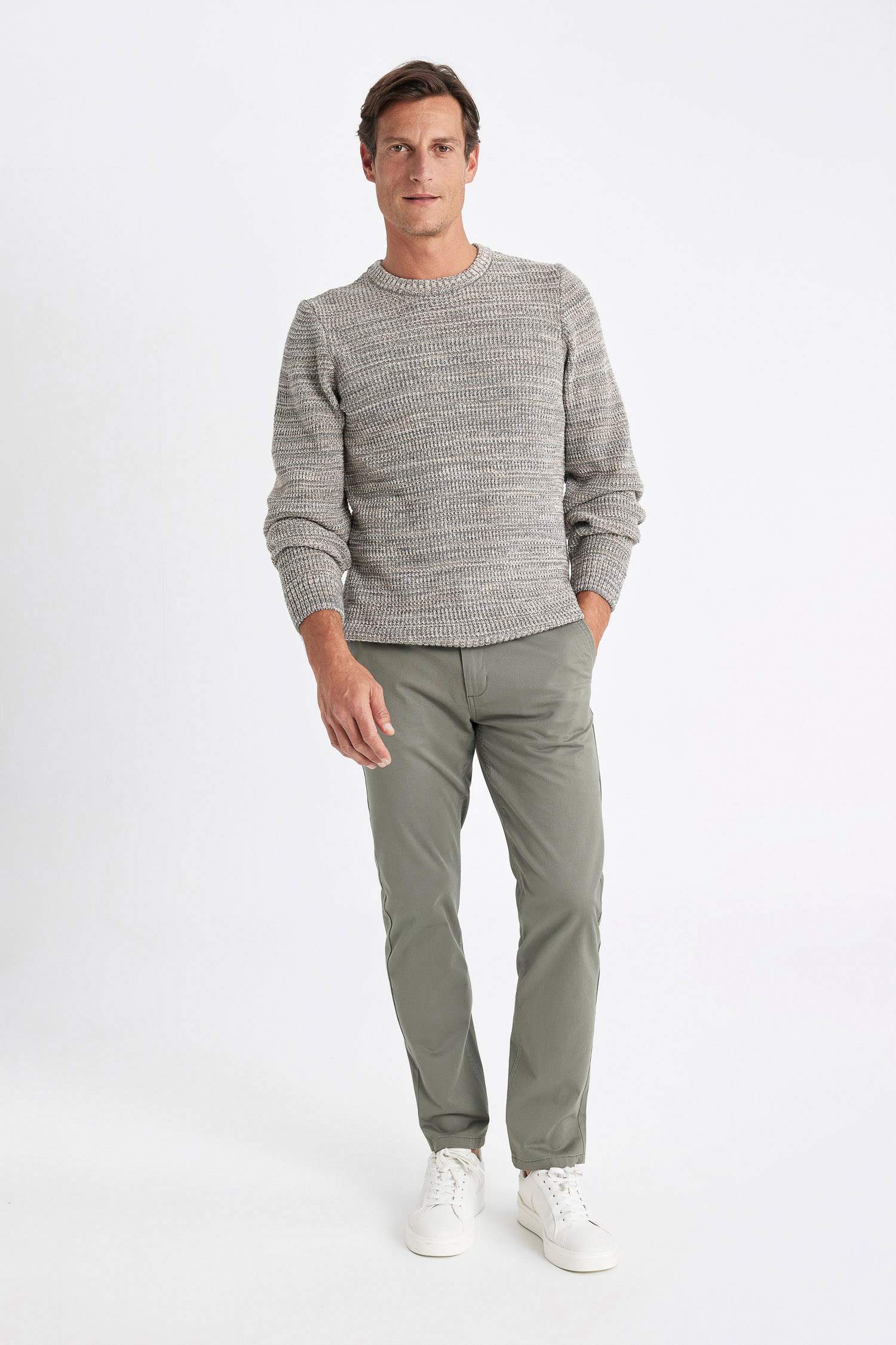 Standard Fit Crew Neck Basic Knitted Pullover
