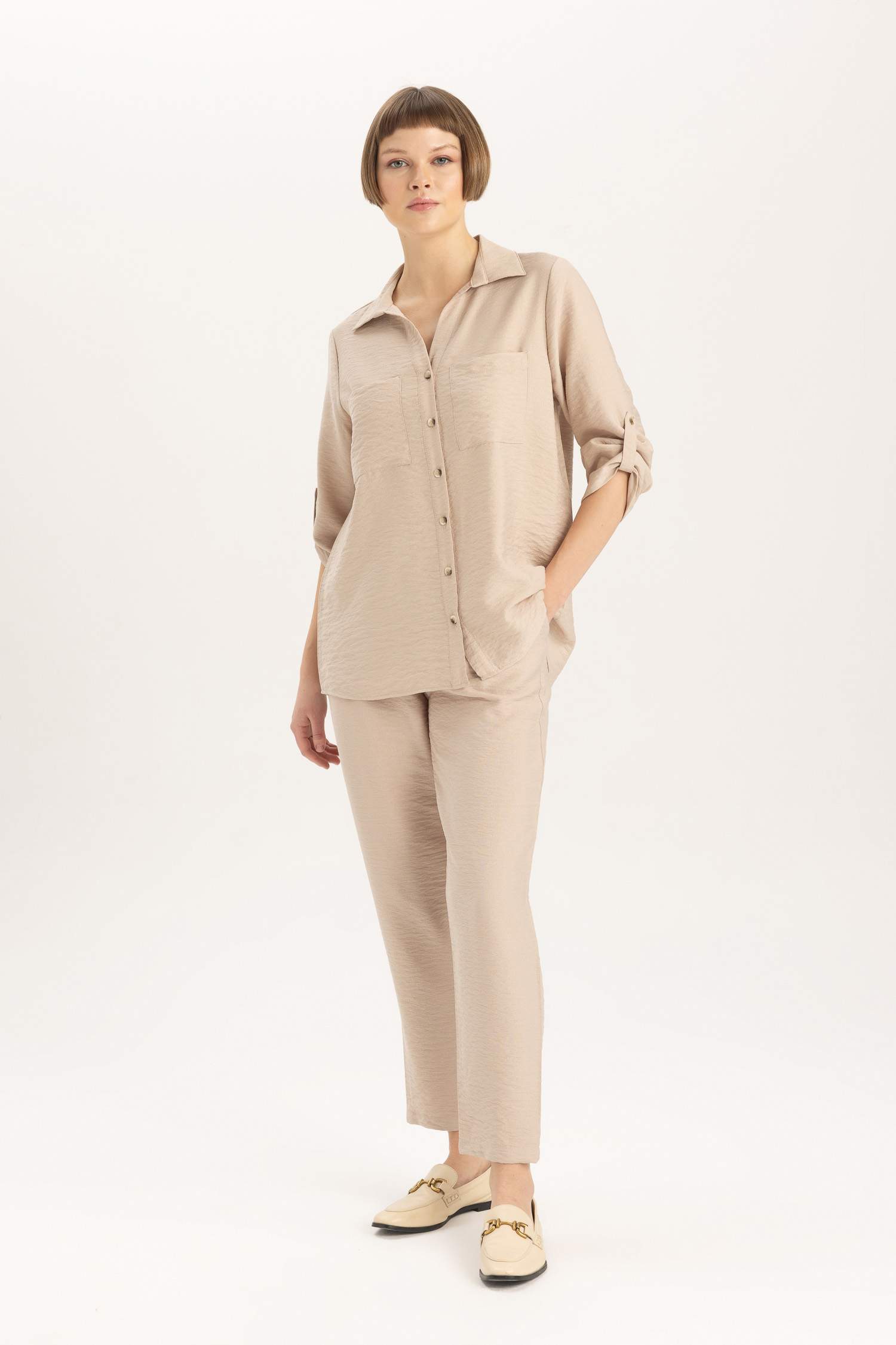 بنطرون جوجر ذو مظهر كتاني بخصر عالي