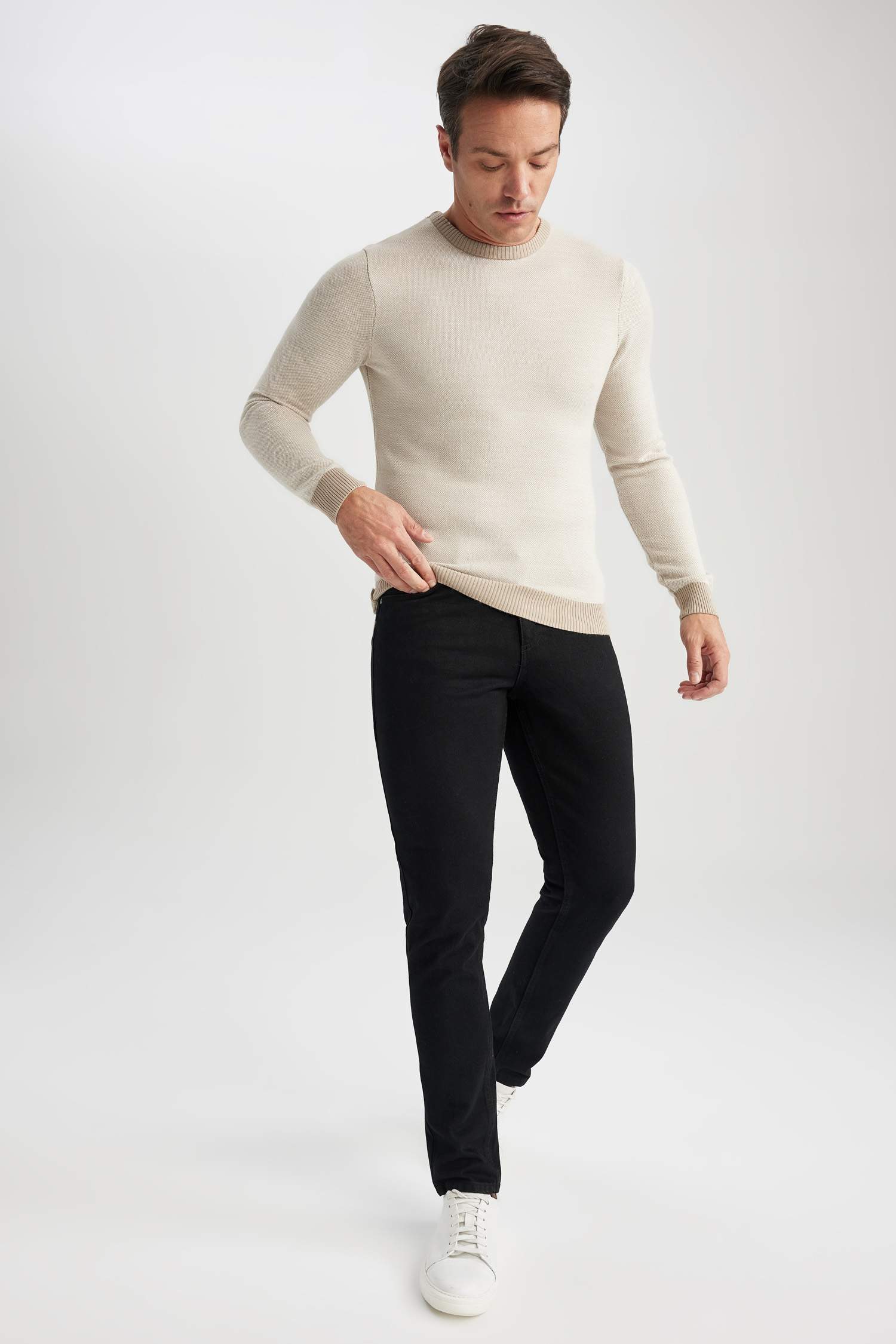 Standard Fit Crew Neck Knitted Pullover