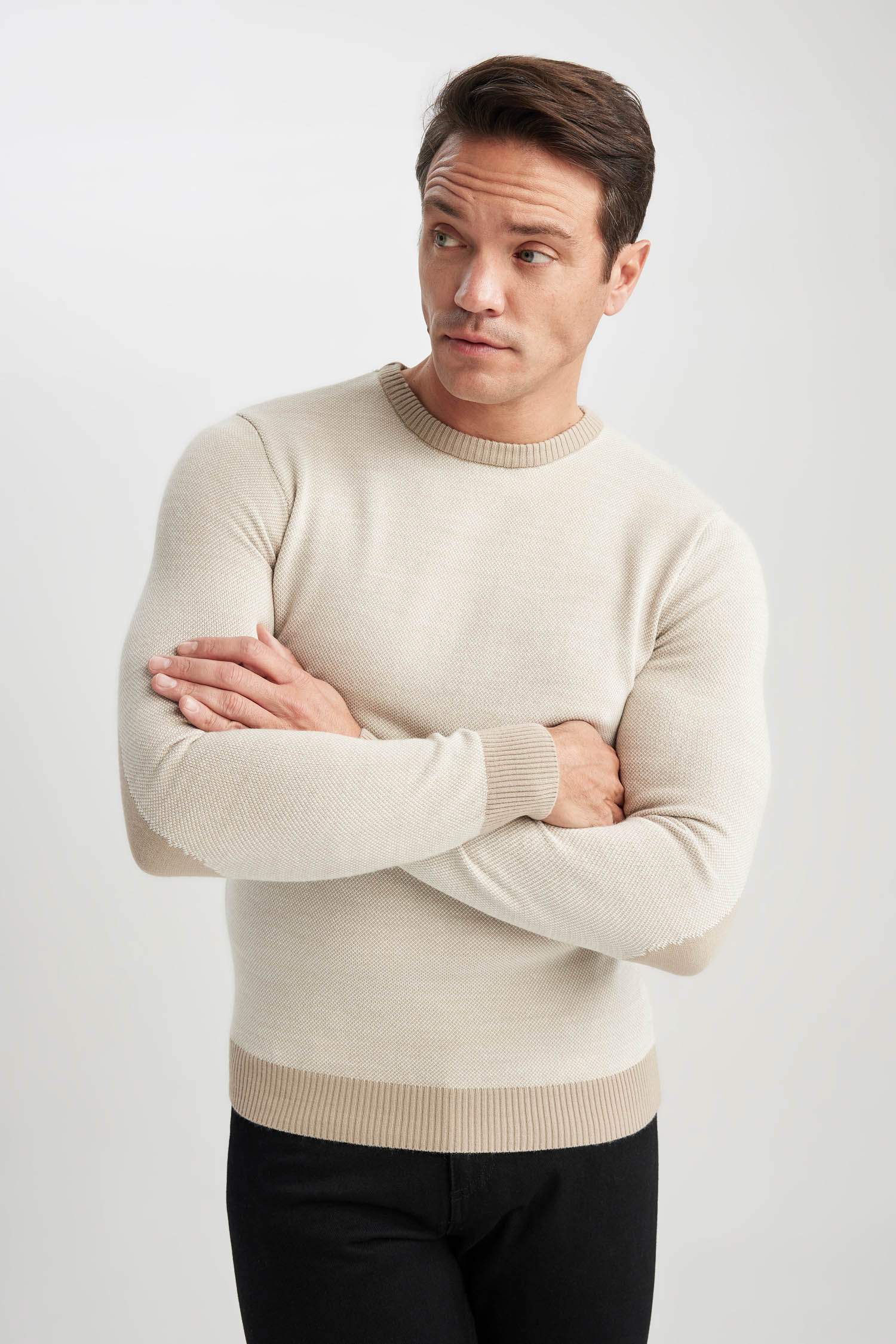 Standard Fit Crew Neck Knitted Pullover