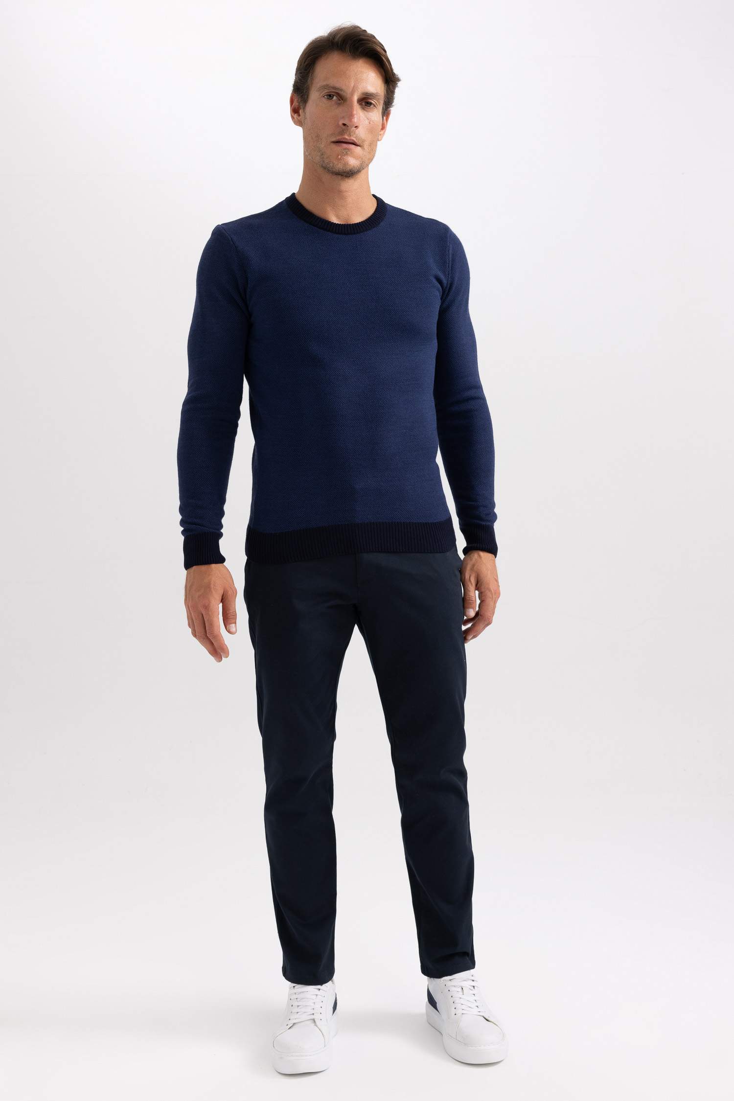 بلوفر تريكو قصة عادية برقبة مستديرة