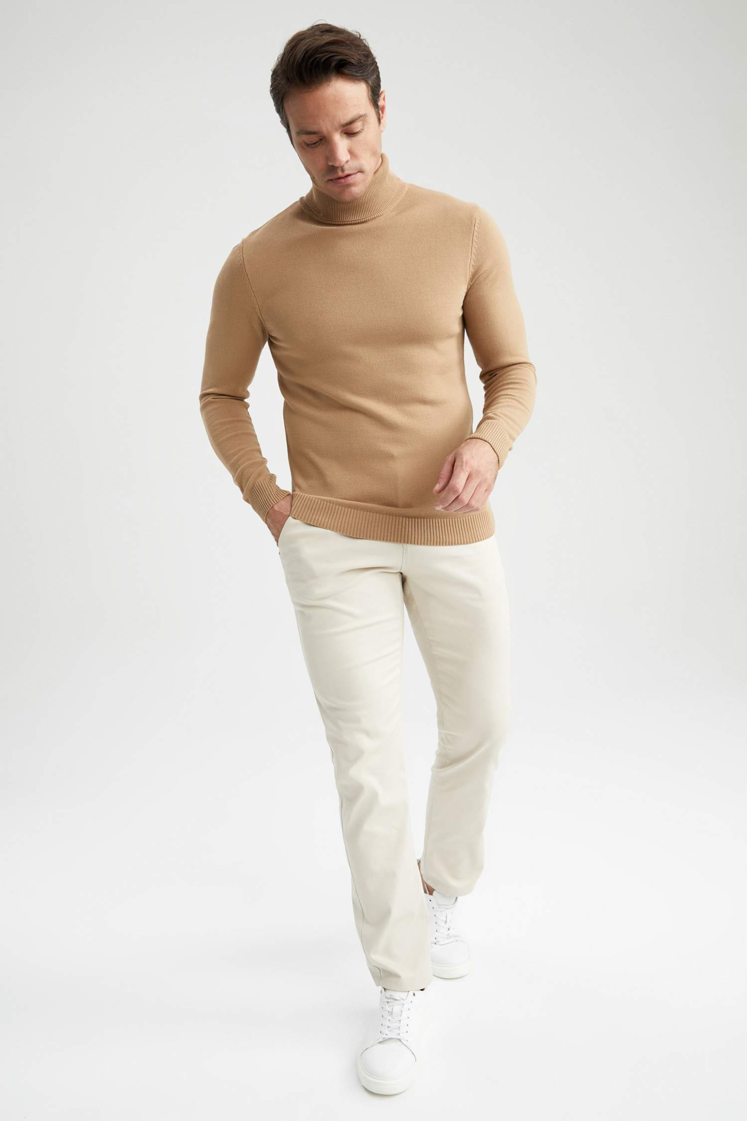 Пуловер приталенного кроя с высоким воротником из трикотажа для мужчин