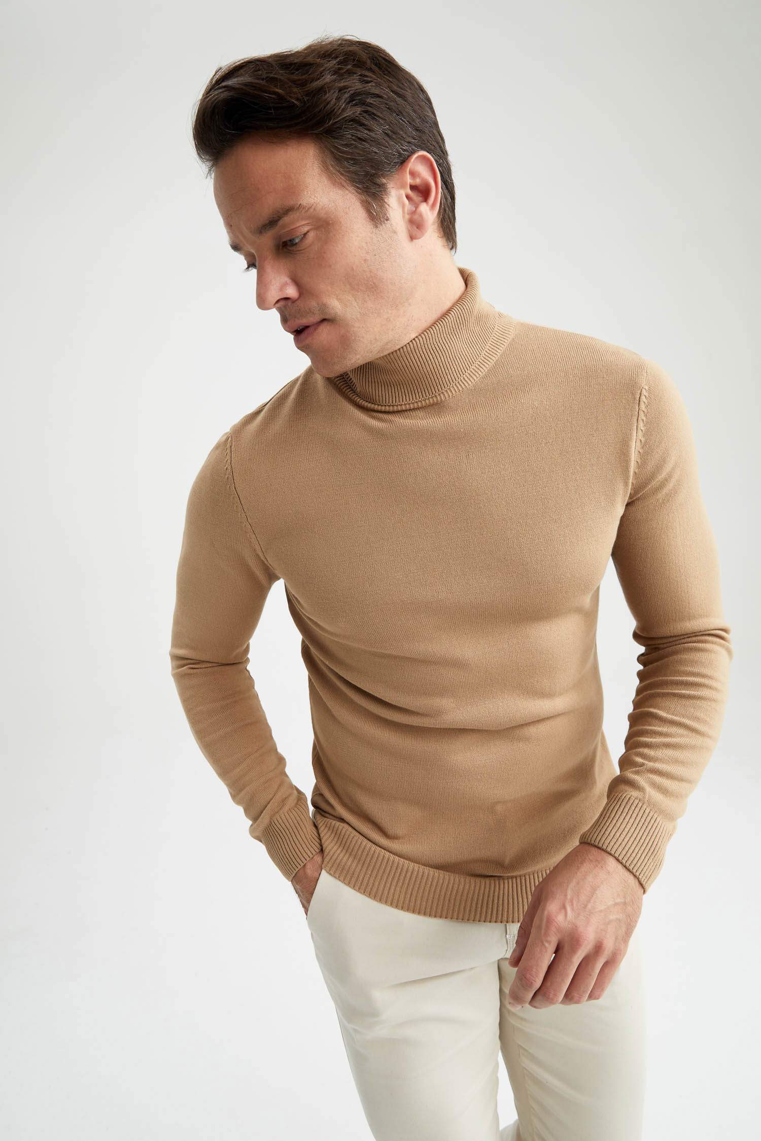 Пуловер приталенного кроя с высоким воротником из трикотажа для мужчин