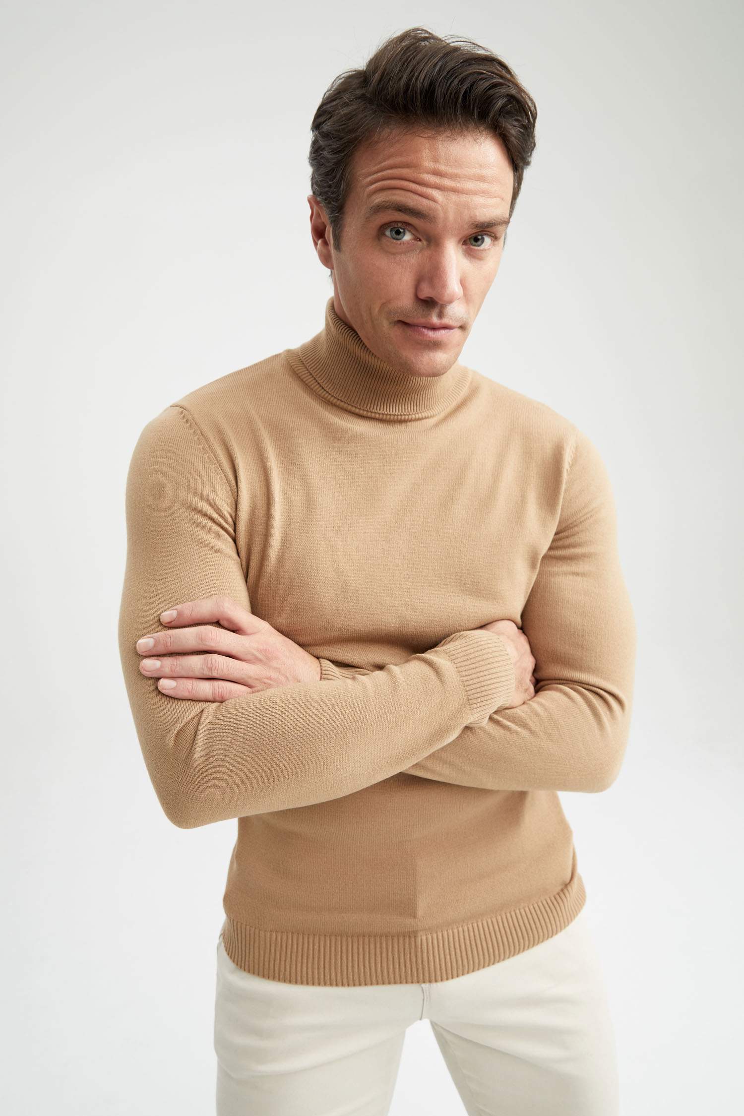 Пуловер приталенного кроя с высоким воротником из трикотажа для мужчин