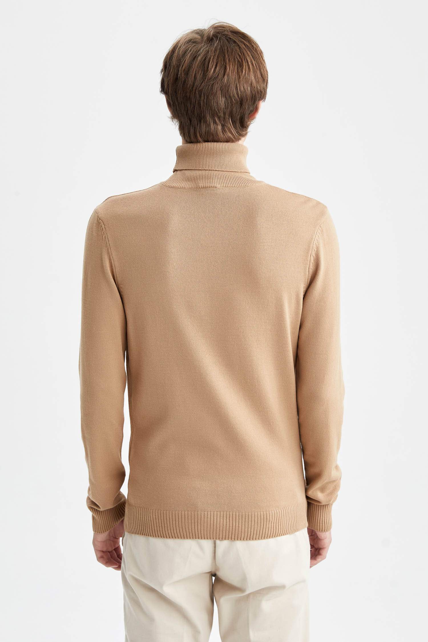 Пуловер приталенного кроя с высоким воротником из трикотажа для мужчин