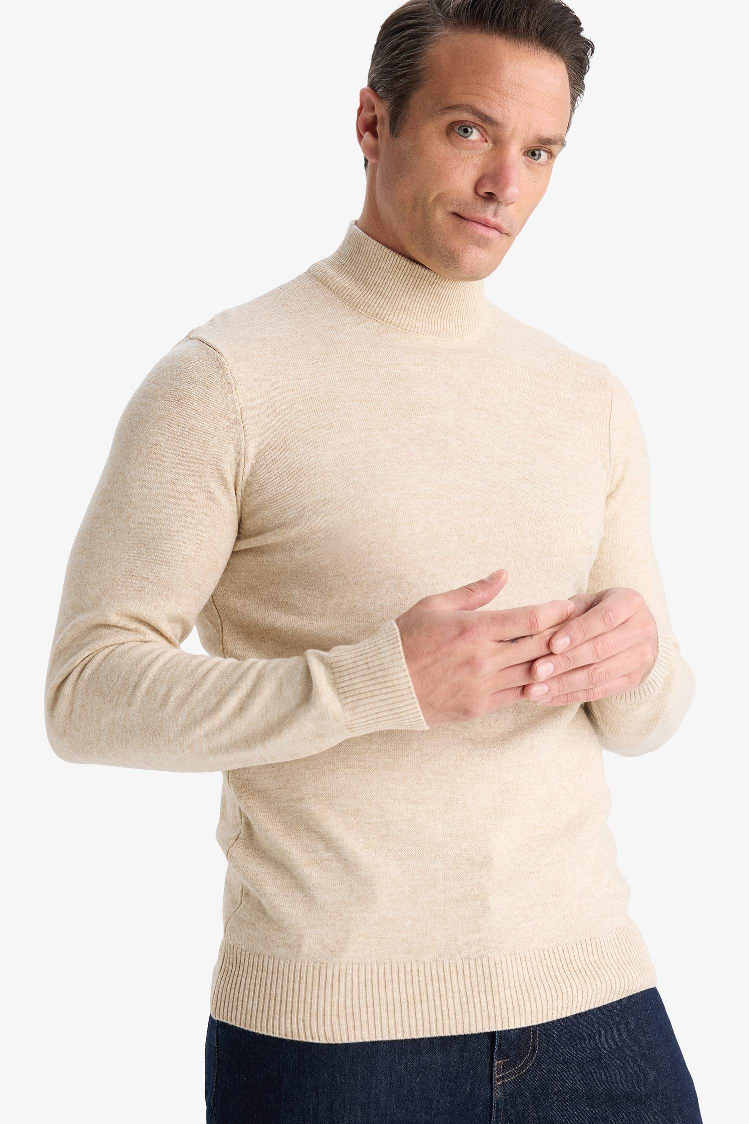 بلوز تريكو سليم فيت بياخة مدورة