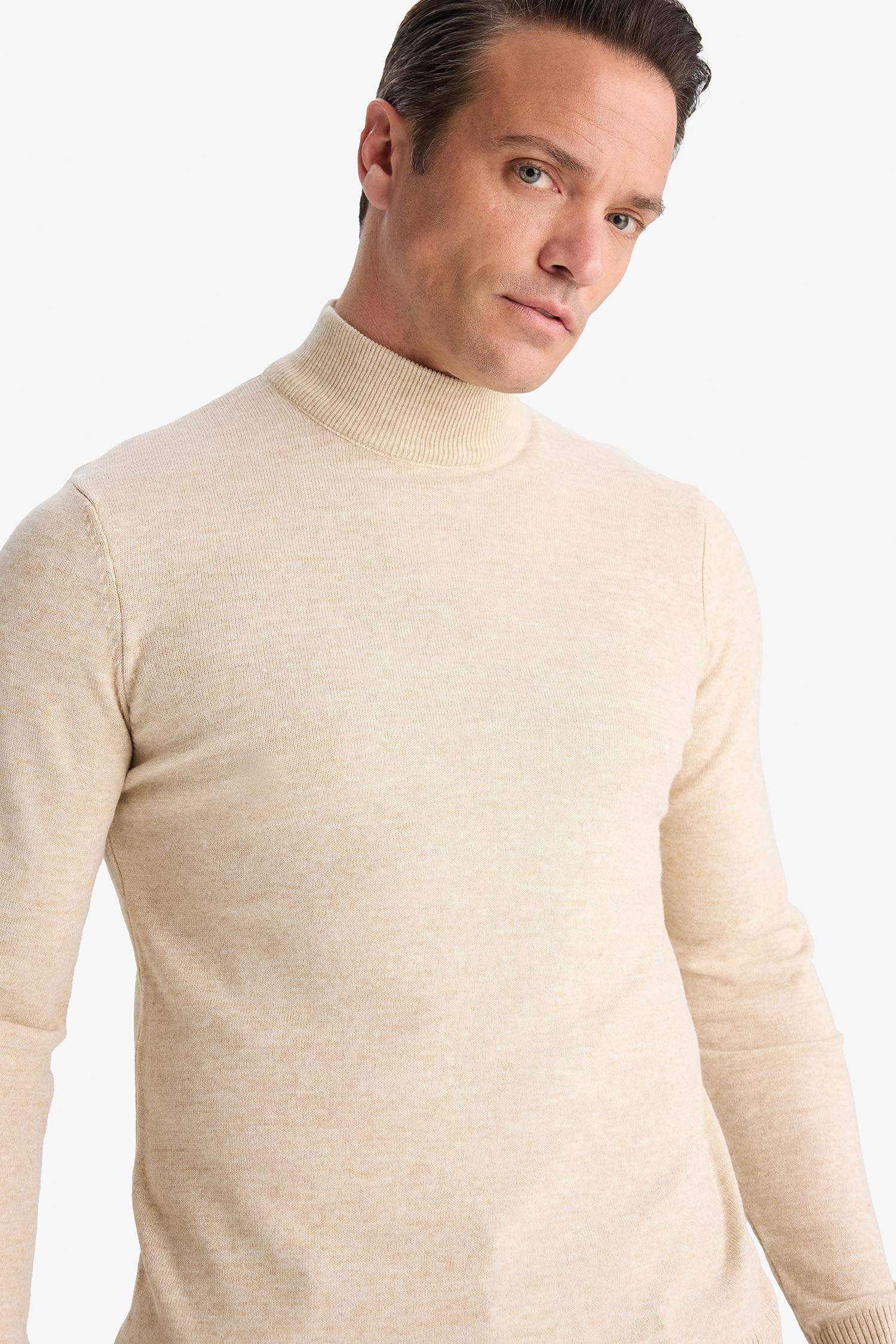 بلوز تريكو سليم فيت بياخة مدورة