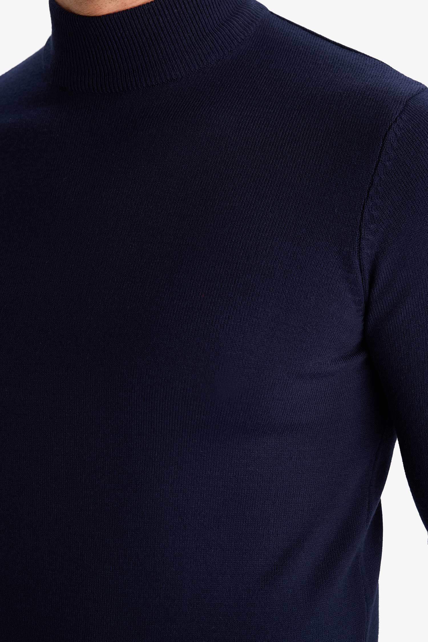 بلوز تريكو سليم فيت بياخة عالية مدورة