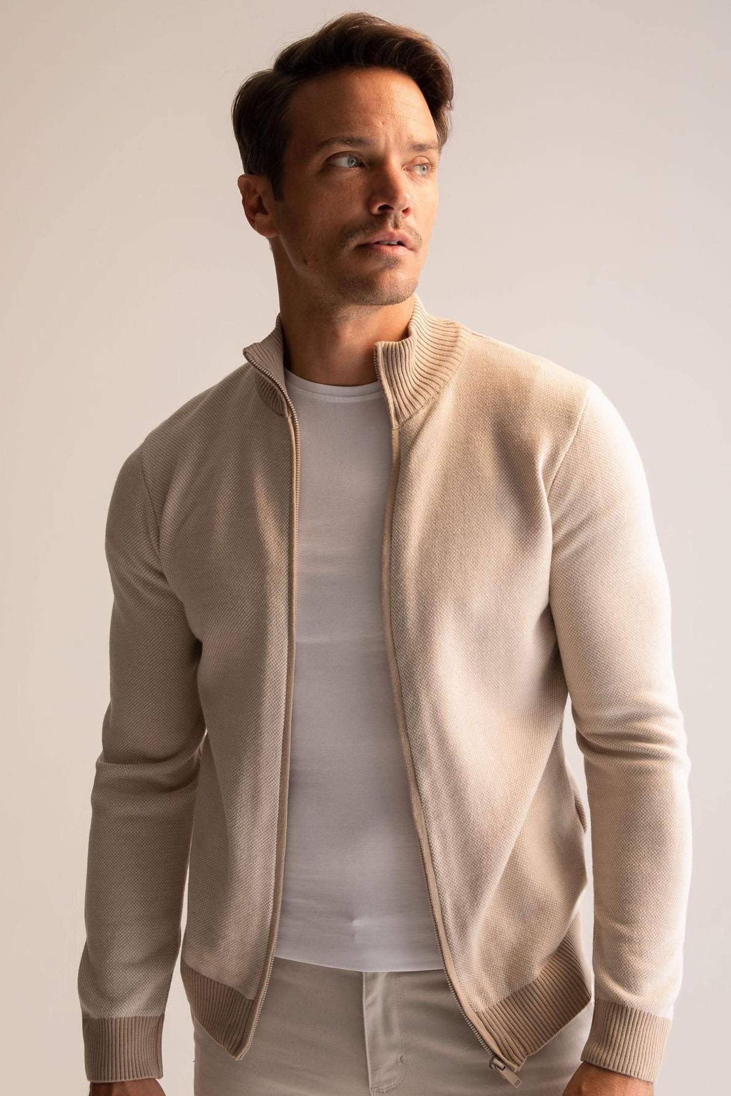 Bej Standart Fit Normal Kesim Dik Yaka Fermuarlı Triko Hırka