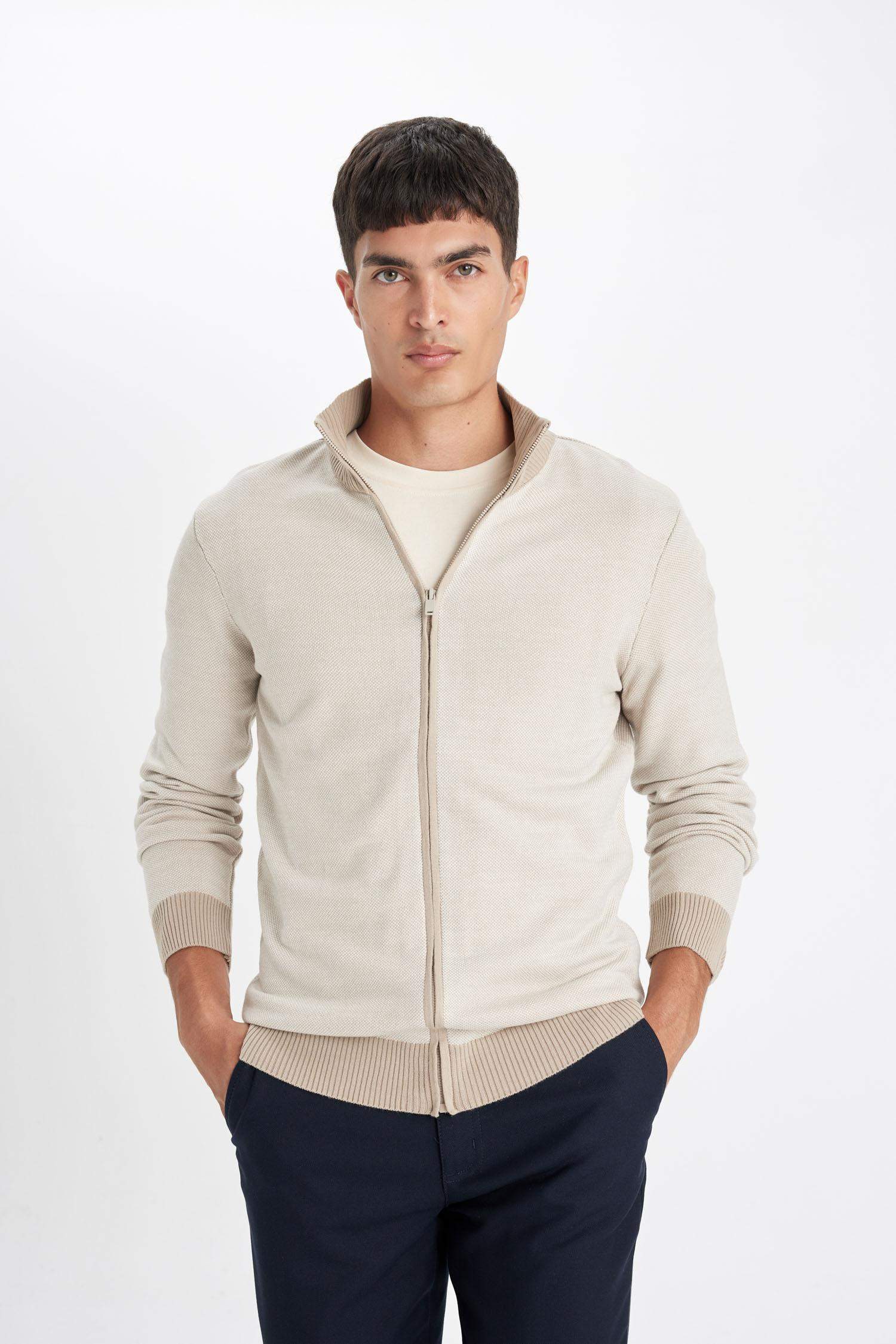 Bej Standart Fit Normal Kesim Dik Yaka Fermuarlı Triko Hırka