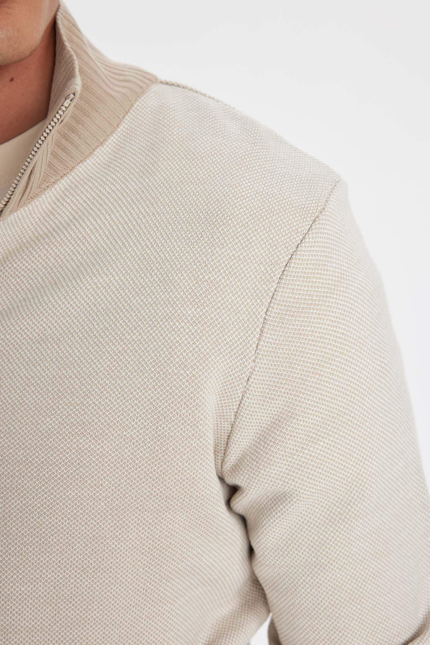 Bej Standart Fit Normal Kesim Dik Yaka Fermuarlı Triko Hırka