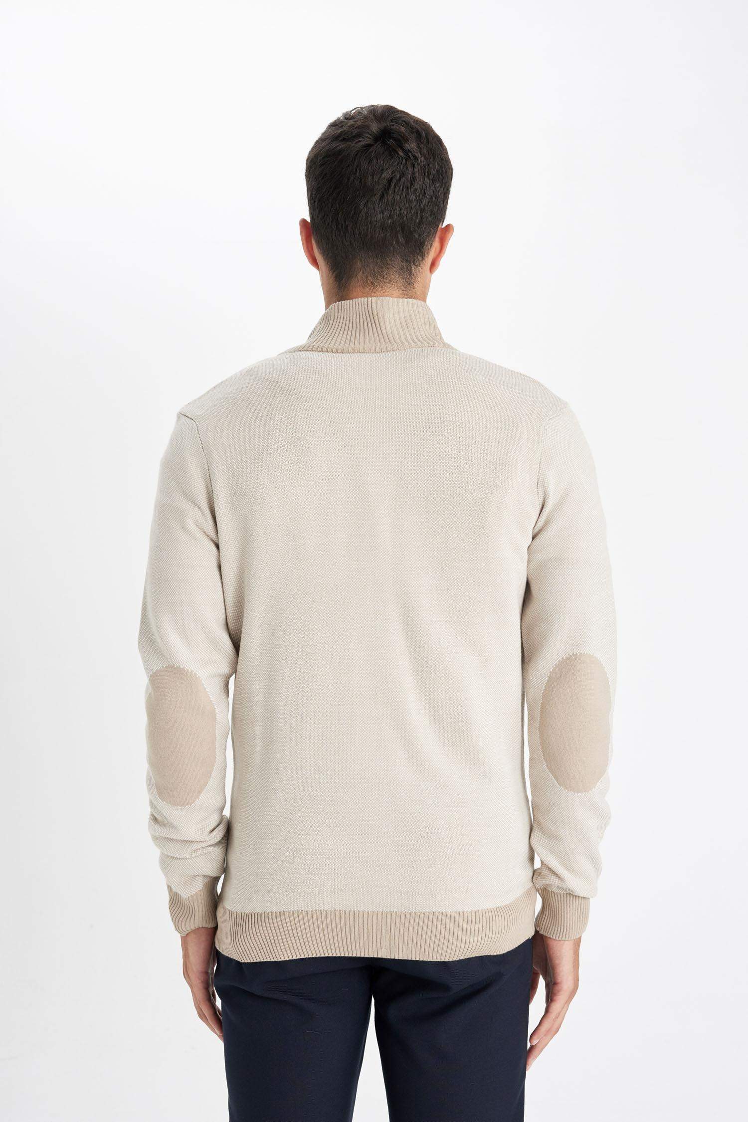 Bej Standart Fit Normal Kesim Dik Yaka Fermuarlı Triko Hırka