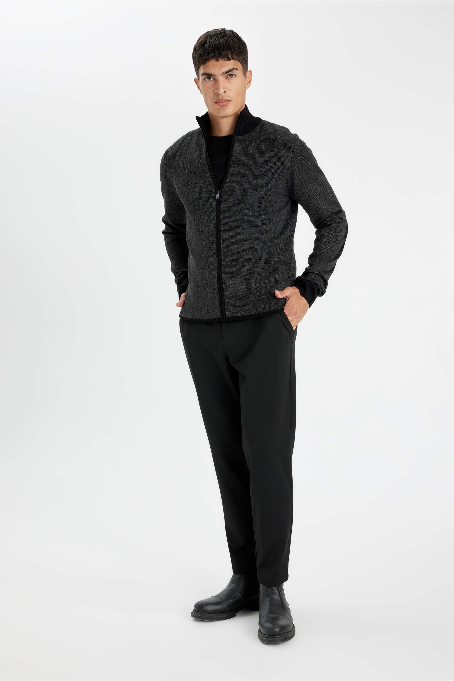 Siyah Standart Fit Normal Kesim Dik Yaka Fermuarlı Triko Hırka