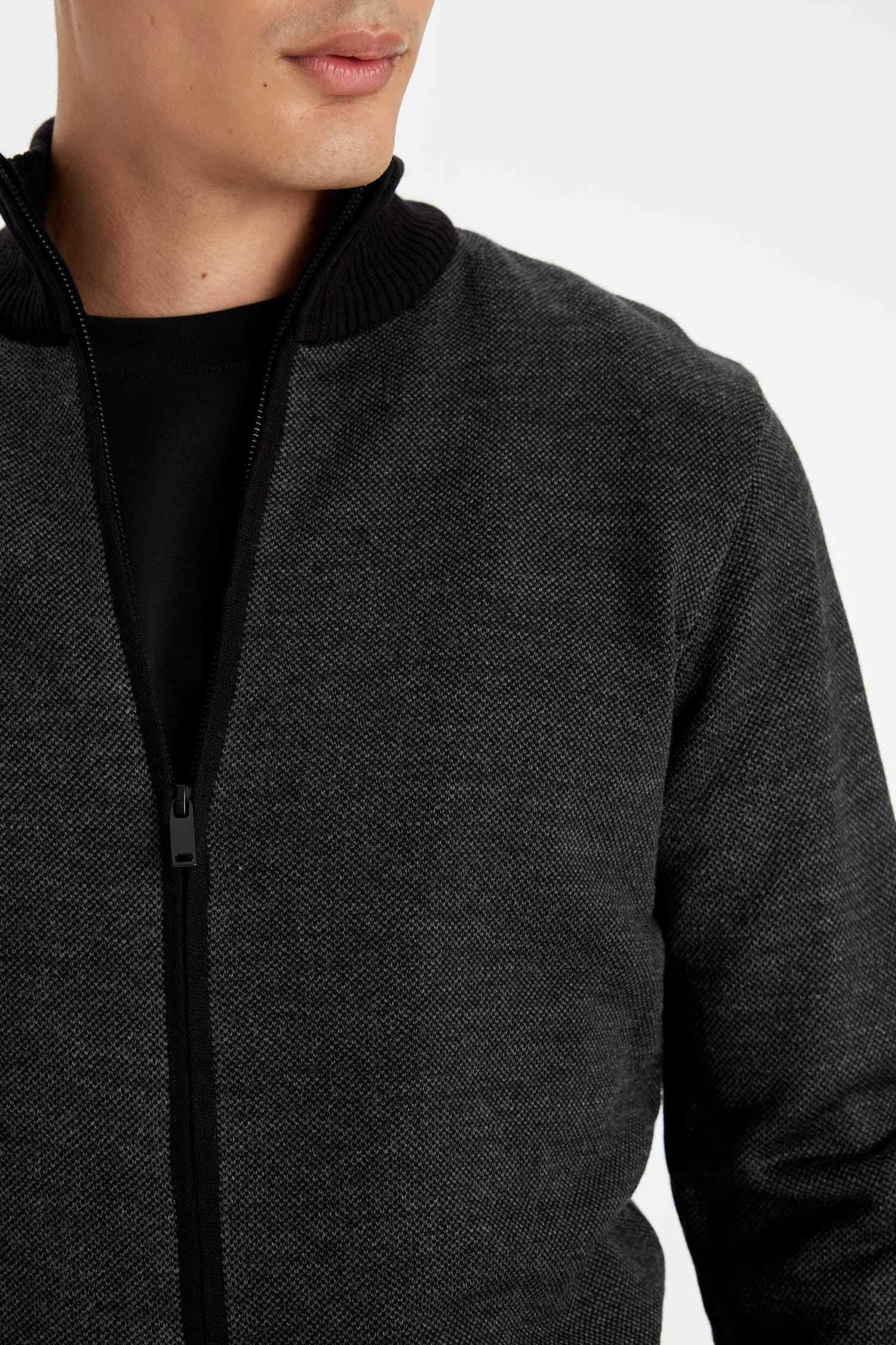 Siyah Standart Fit Normal Kesim Dik Yaka Fermuarlı Triko Hırka