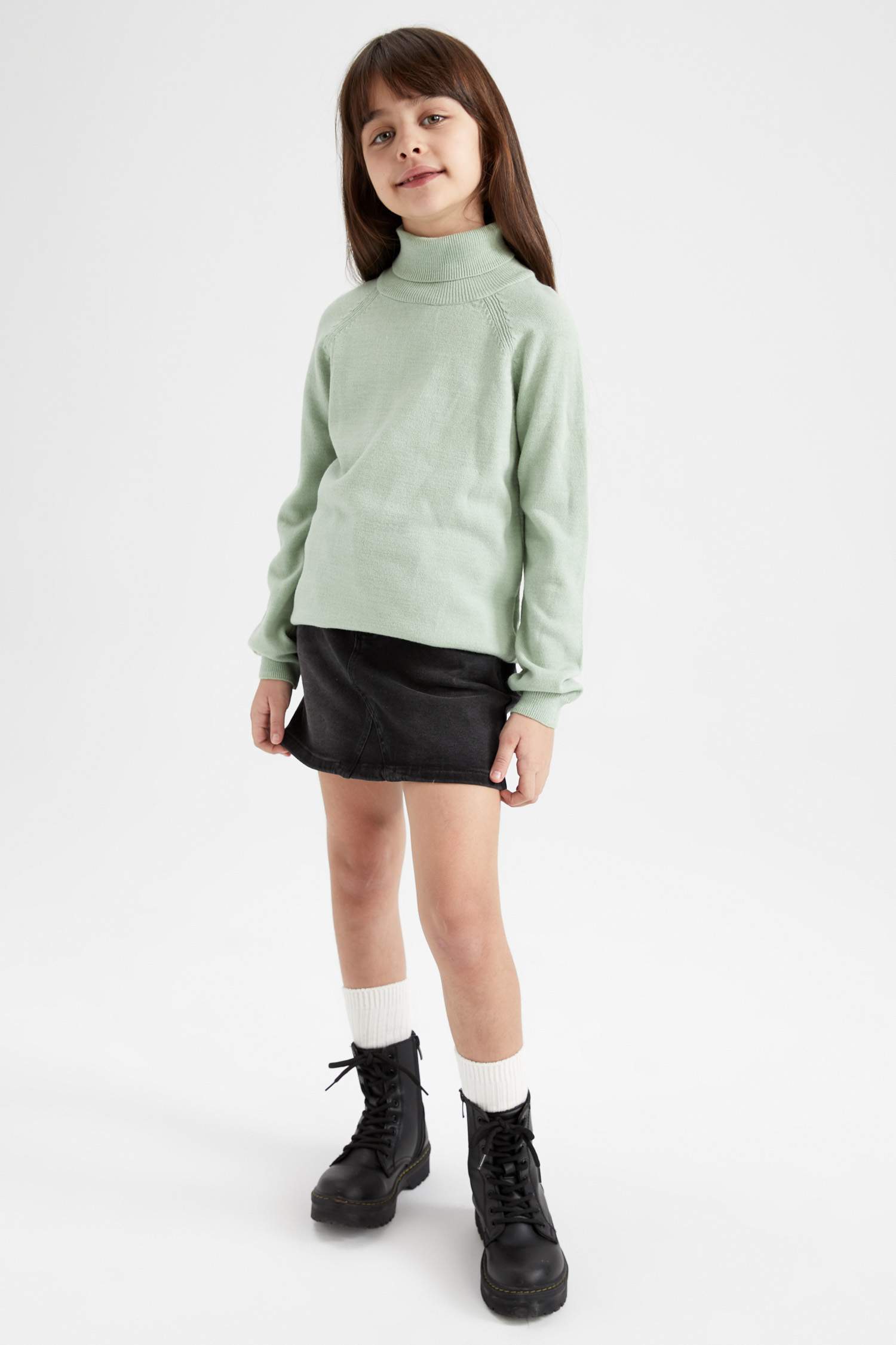 بلوز قصة عادية بياقة عالية