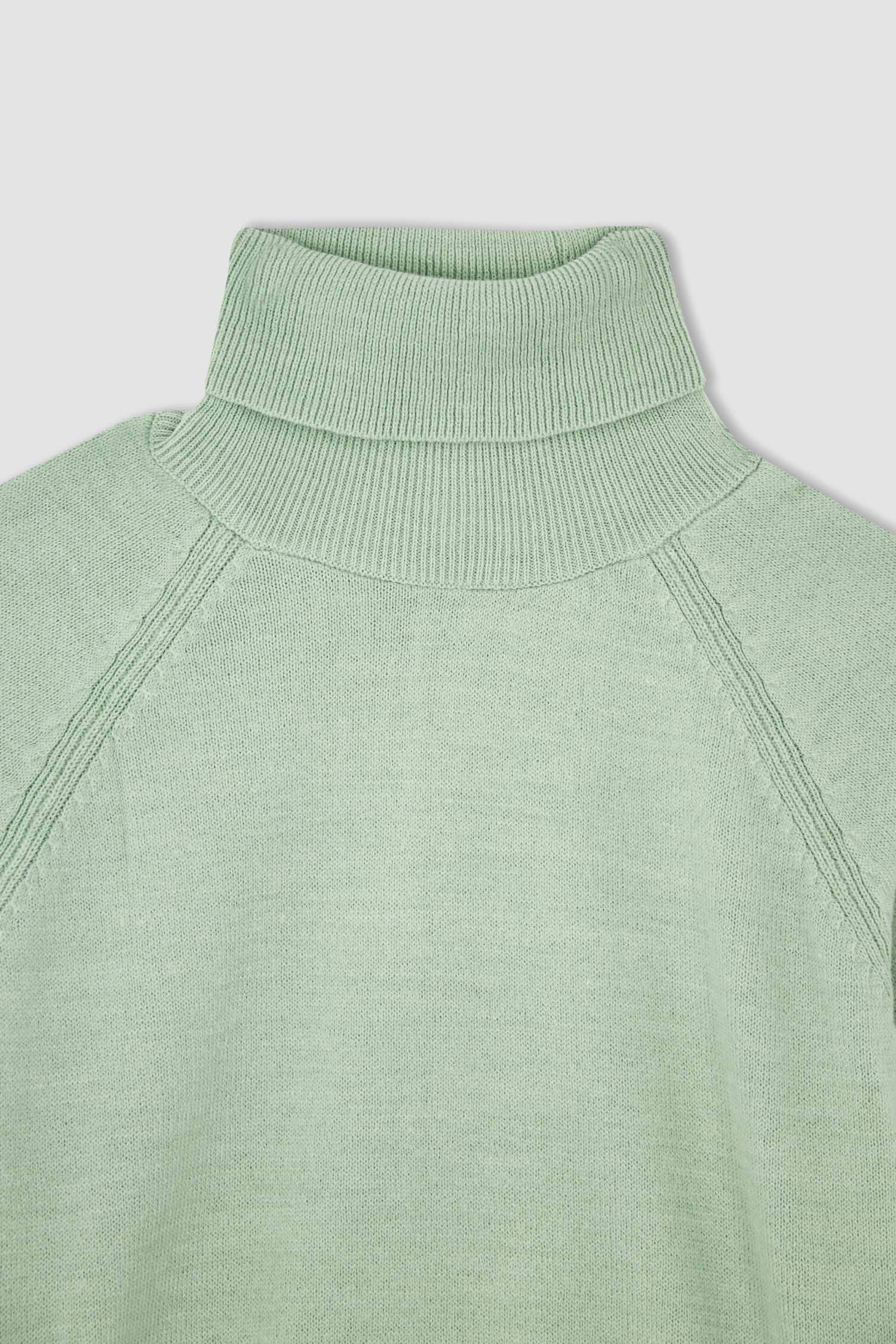 بلوز قصة عادية بياقة عالية