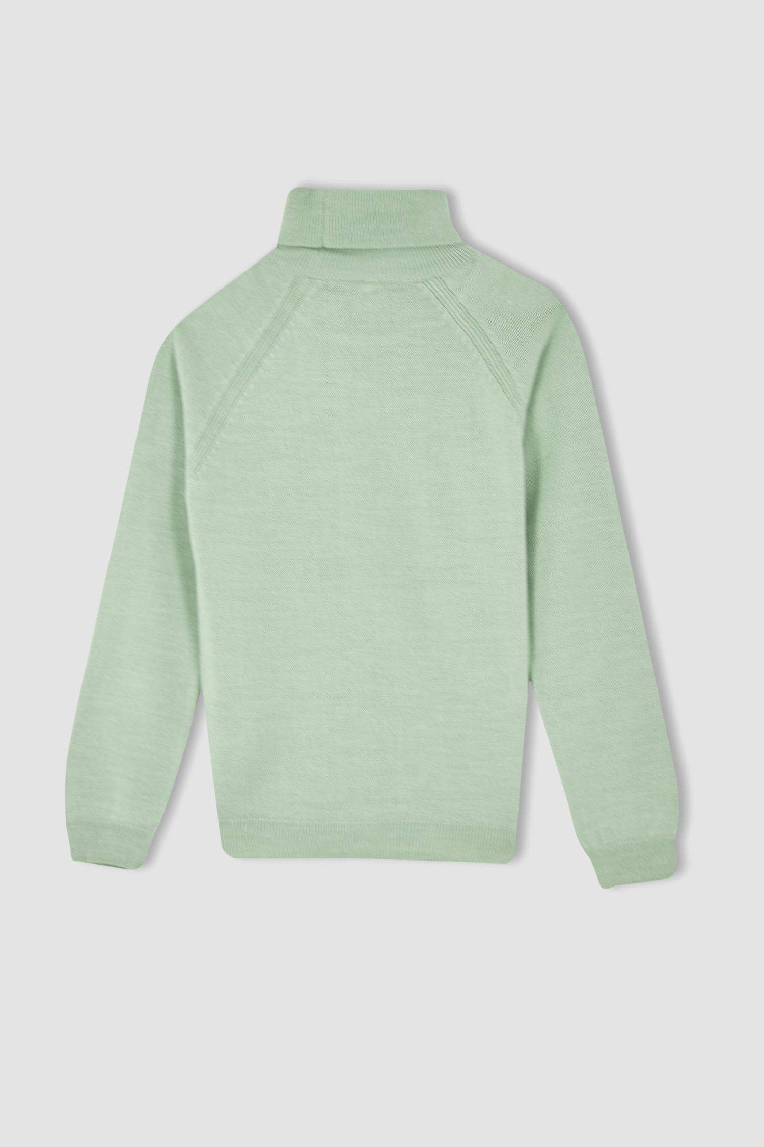 بلوز قصة عادية بياقة عالية