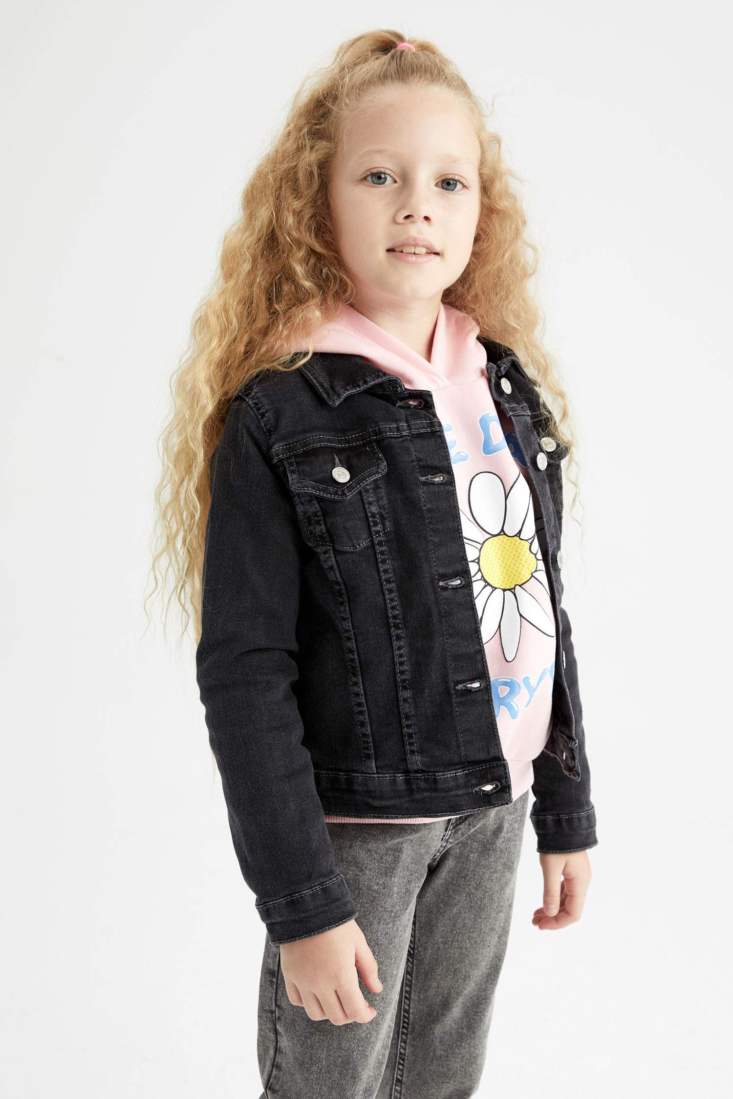 جاكيت جينز بناتي قصة عادية