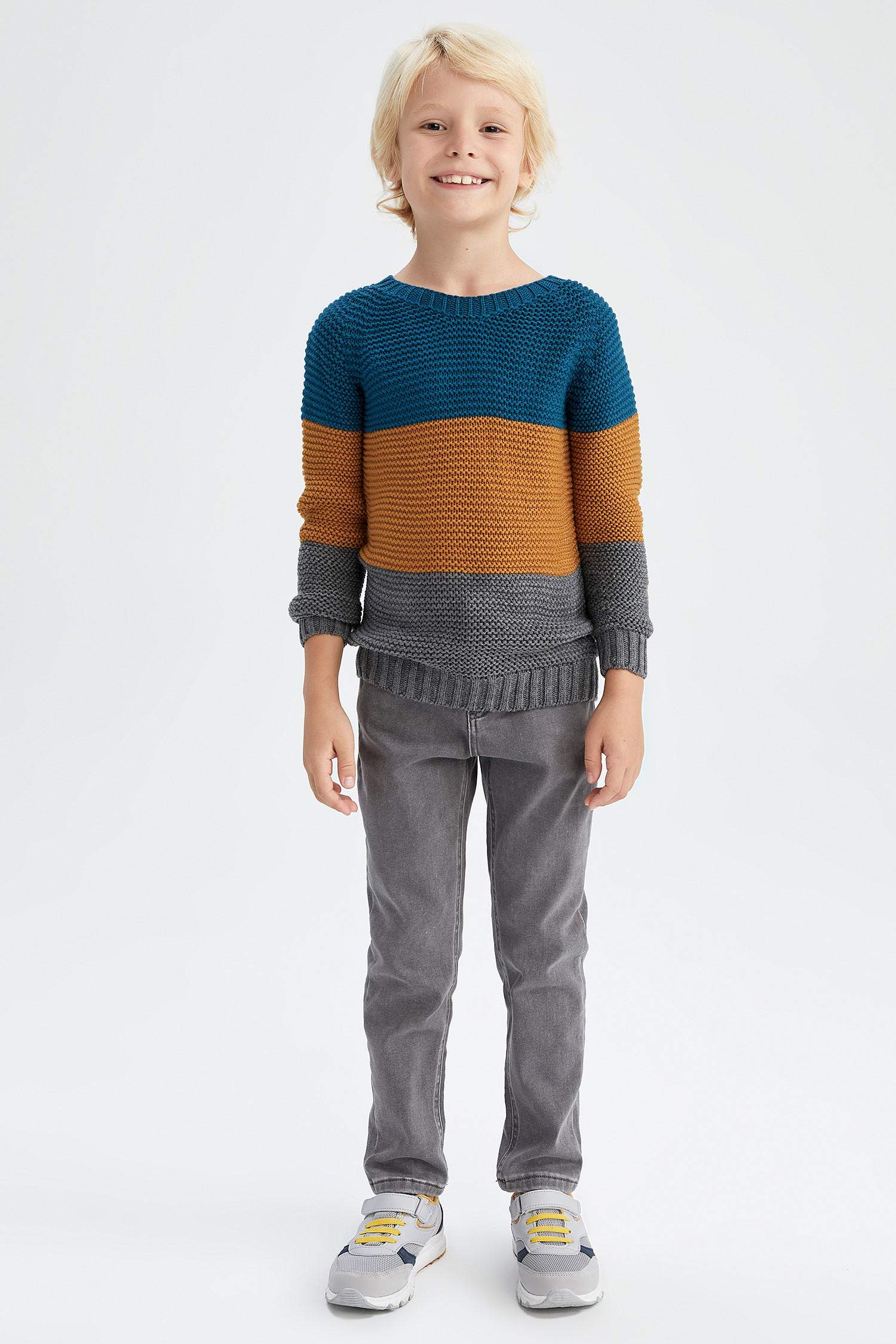 Пуловер стандартного кроя с круглым вырезом для мальчиков