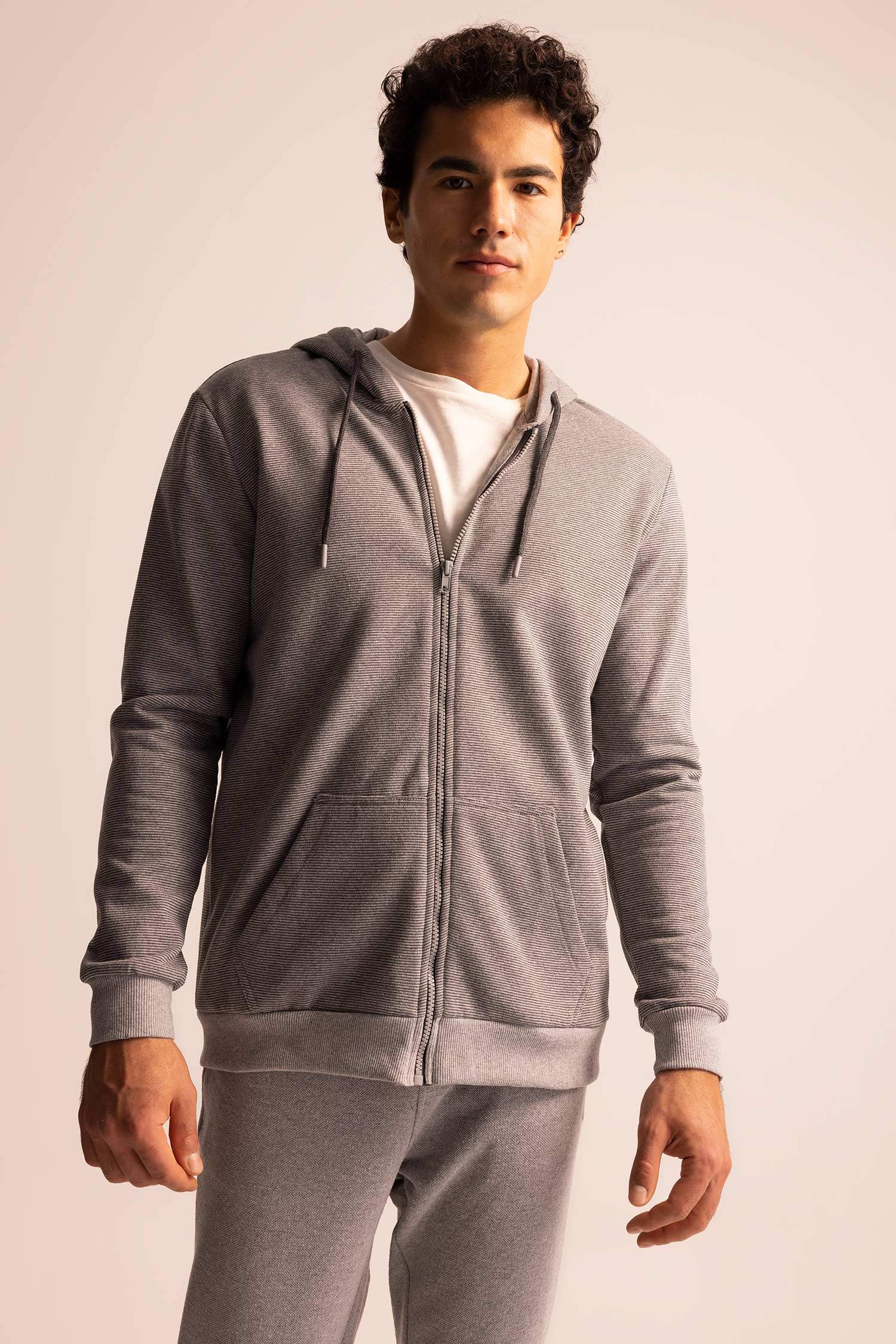 Кардиган приталенного кроя с капюшоном