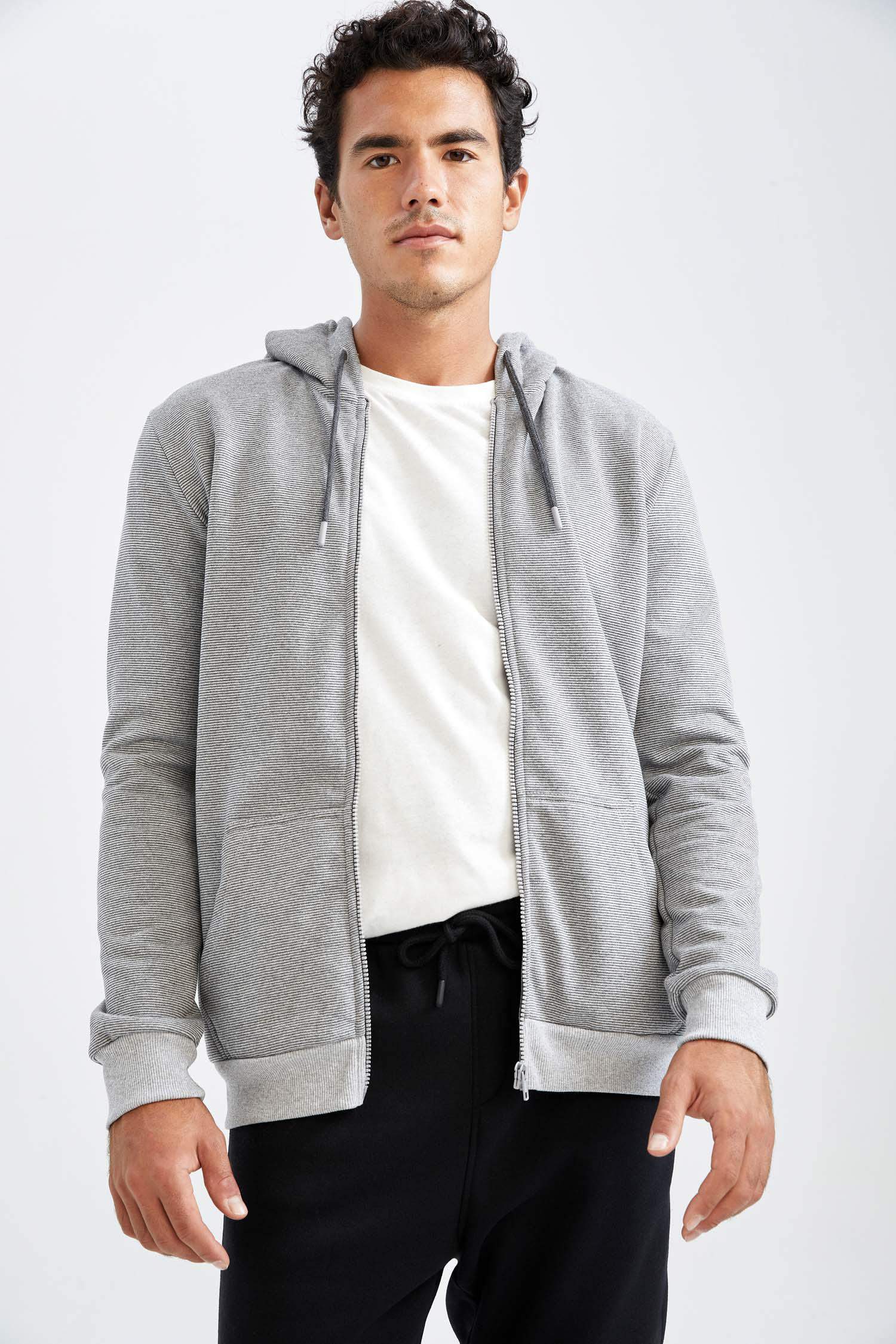 Кардиган приталенного кроя с капюшоном