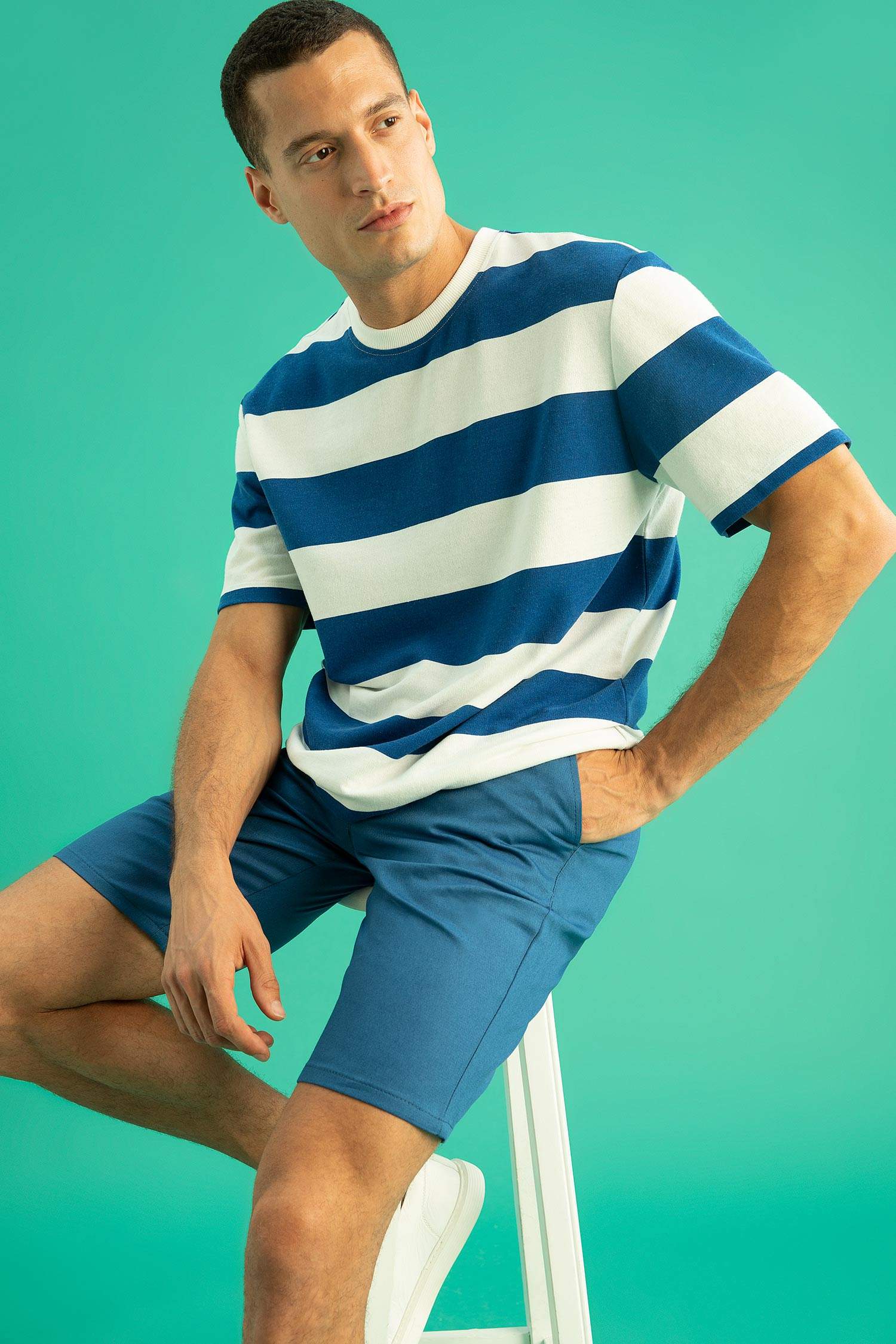 شورت برمودا قصة عادية