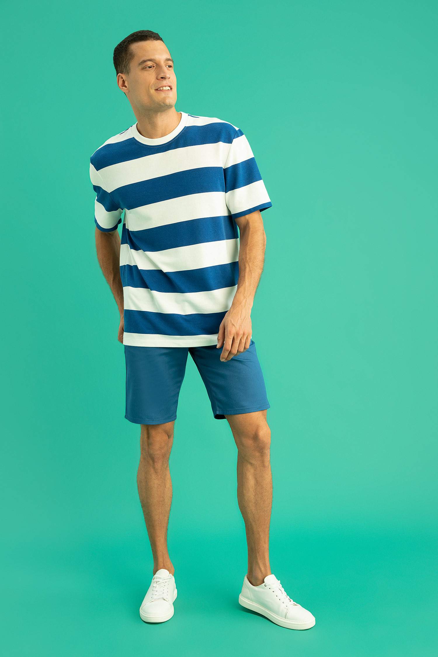 شورت برمودا قصة عادية