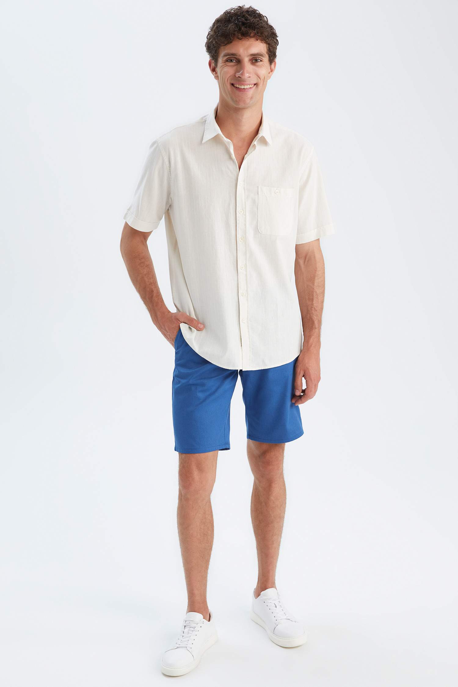 شورت برمودا قصة عادية