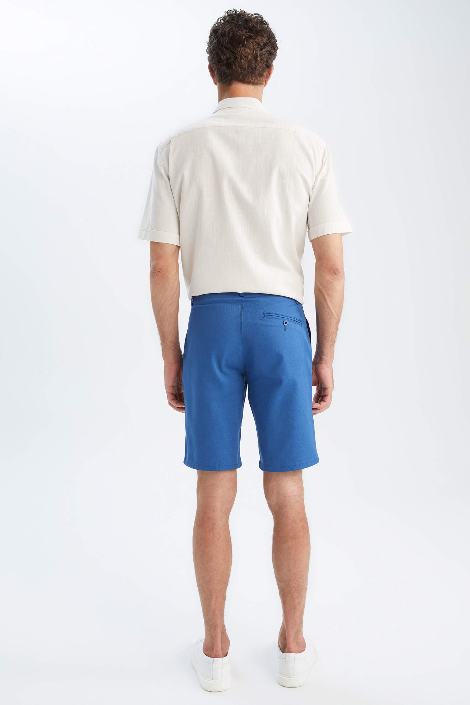 شورت برمودا قصة عادية