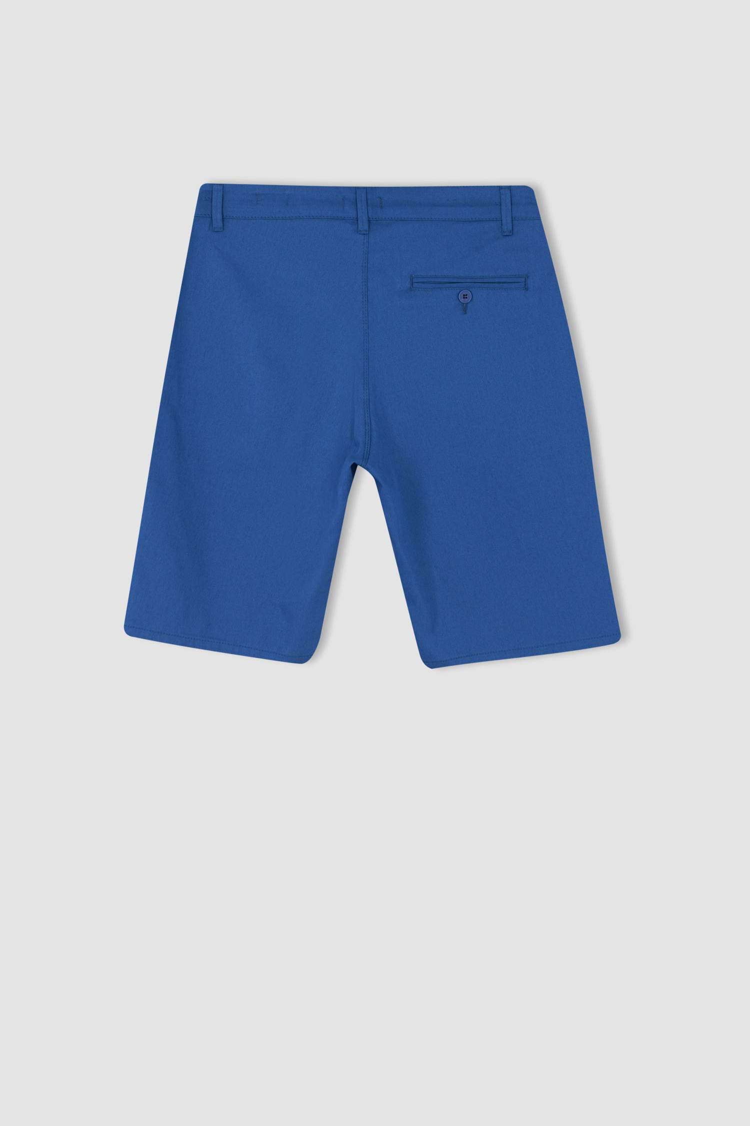 شورت برمودا قصة عادية