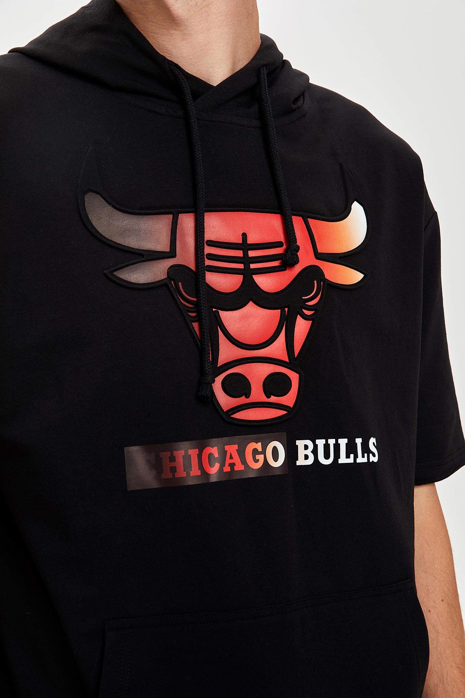 Defacto NBA Chicago Bulls Lisanslı Oversize Fit Kapüşonlu Kısa Kollu Tişört. 1
