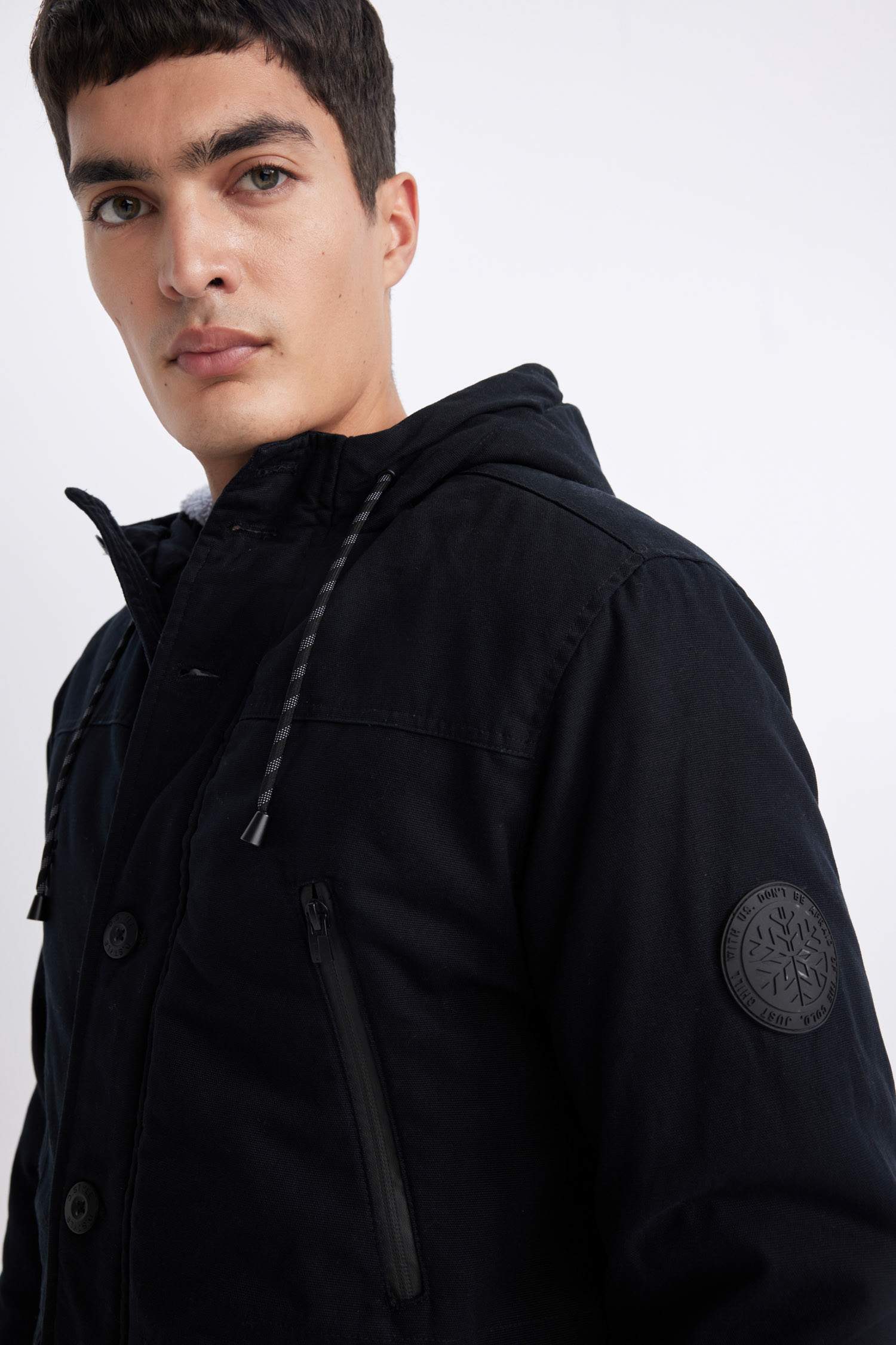 Slim Fit Dar Kesim Kapüşonlu Pelüş Astar Fermuarlı Çıtçı Kapamalı Cepli Mont Parka