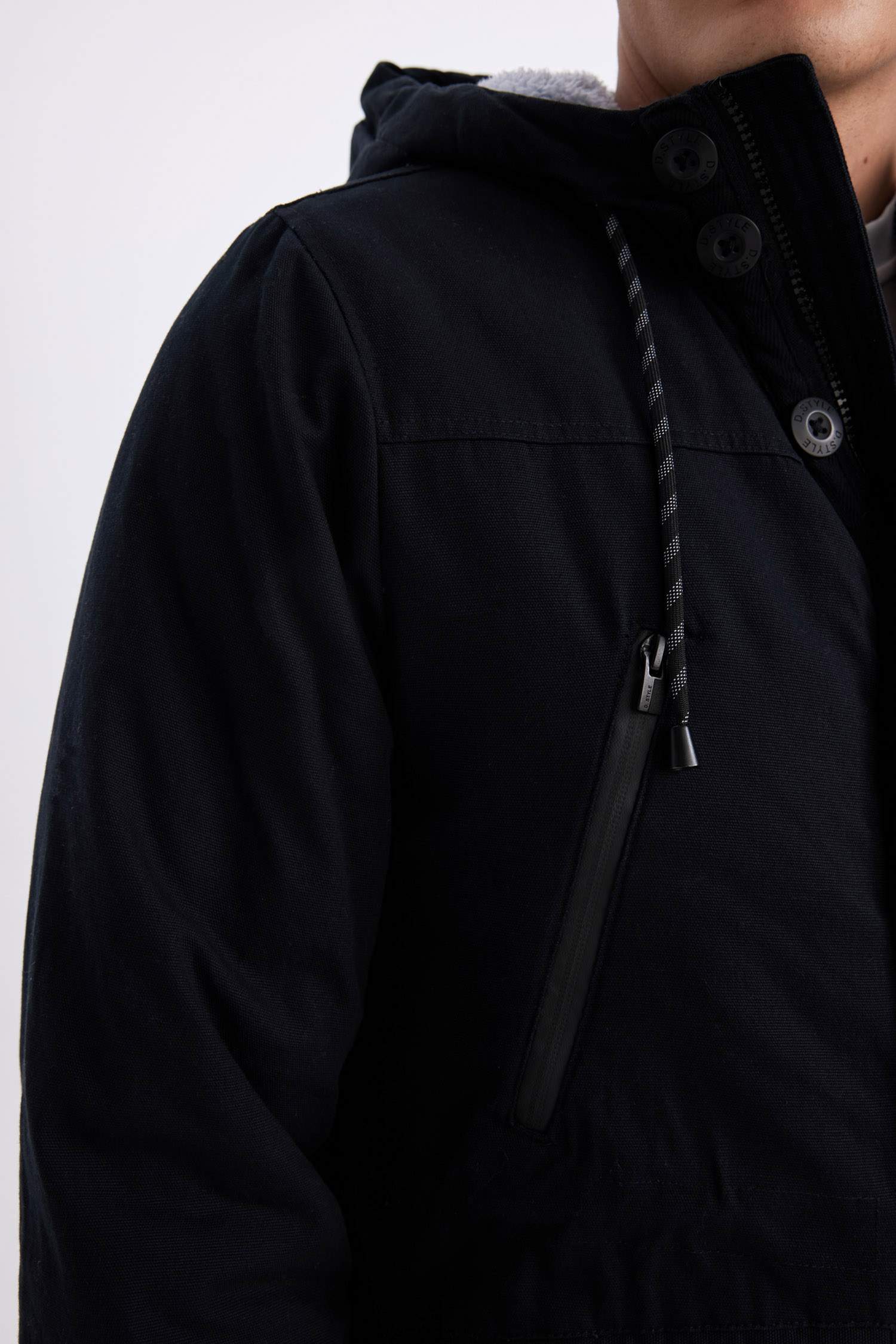 Slim Fit Dar Kesim Kapüşonlu Pelüş Astar Fermuarlı Çıtçı Kapamalı Cepli Mont Parka